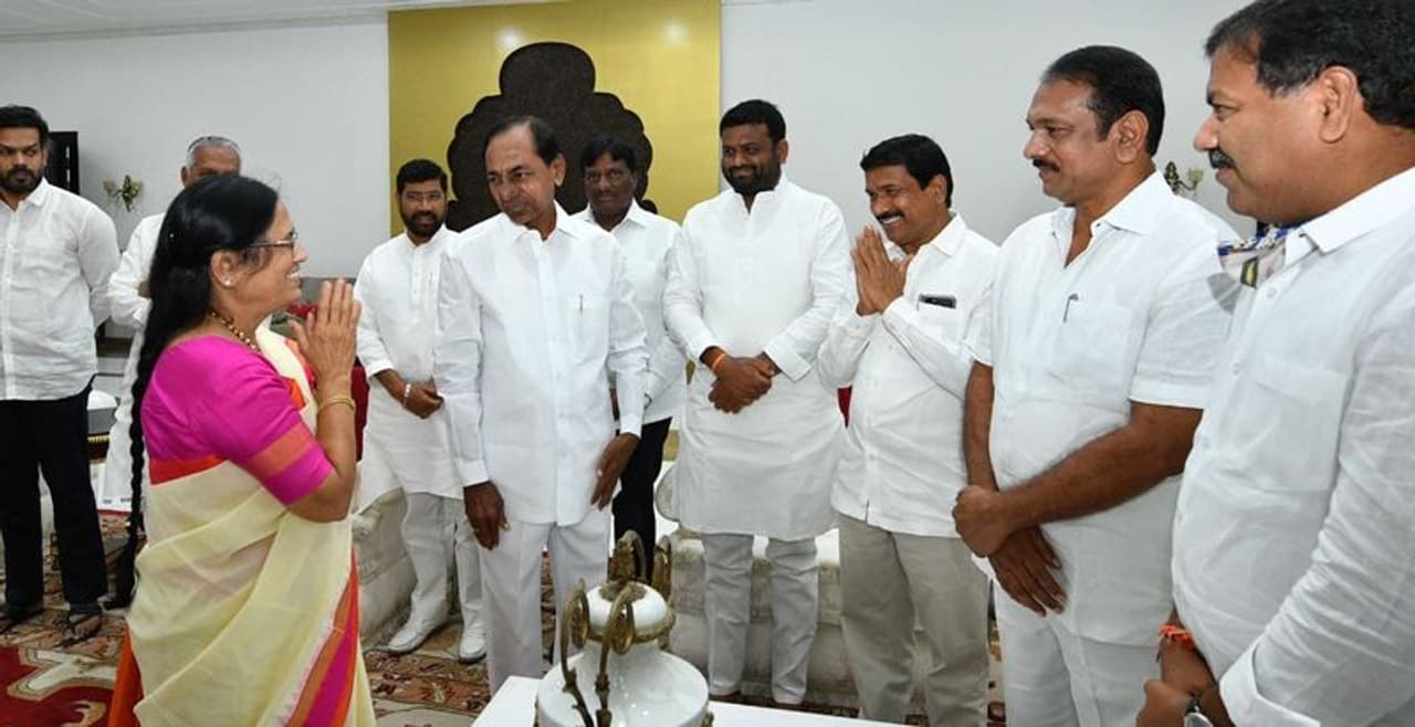 హైదరాబాద్: తెలంగాణలో ఖాళీఅయిన రెండు పట్టభద్రుల ఎమ్మెల్సీ స్థానాలను ఎన్నికలు జరుగుతున్నాయి. అయితే హైదరాబాద్ రంగారెడ్డి మహబూబ్ నగర్ గ్రాడ్యుయేట్ స్థానానికి టీఆర్ఎస్ అభ్యర్థిగా మాజీ పీఎం పివి నరసింహరావు కూతురు సురభి వాణీదేవి పోటీ చేస్తున్నారు. ఆమె పేరును ఆదివారం స్వయంగా సీఎం కేసీఆర్ ప్రకటించగా... ఇవాళ ఎన్నికలు జరిగే జిల్లాల మంత్రులు ఎమ్మెల్యేలకు ఆమెను పరిచయం చేశారు. ఆమెకు భీపామ్ ఇవ్వగా ఇవాళ నామినేషన్ కూడా వేసి ప్రచారంలోకి దిగారు. హైదరాబాద్: తెలంగాణలో ఖాళీఅయిన రెండు పట్టభద్రుల ఎమ్మెల్సీ స్థానాలను ఎన్నికలు జరుగుతున్నాయి. అయితే హైదరాబాద్ రంగారెడ్డి మహబూబ్ నగర్ గ్రాడ్యుయేట్ స్థానానికి టీఆర్ఎస్ అభ్యర్థిగా మాజీ పీఎం పివి నరసింహరావు కూతురు సురభి వాణీదేవి పోటీ చేస్తున్నారు. ఆమె పేరును ఆదివారం స్వయంగా సీఎం కేసీఆర్ ప్రకటించగా... ఇవాళ ఎన్నికలు జరిగే జిల్లాల మంత్రులు ఎమ్మెల్యేలకు ఆమెను పరిచయం చేశారు. ఆమెకు భీపామ్ ఇవ్వగా ఇవాళ నామినేషన్ కూడా వేసి ప్రచారంలోకి దిగారు.