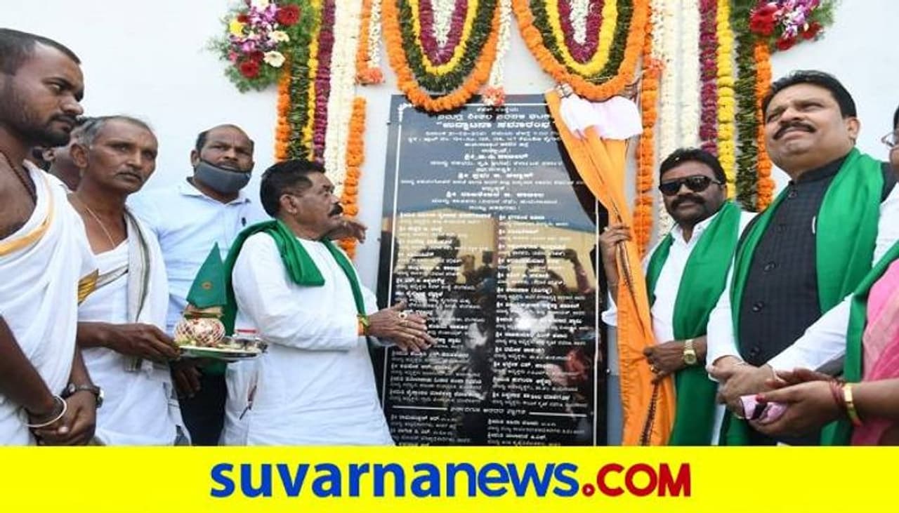 <p>ಪಟ್ಟಣದ ಹೊರವಲಯದ ಕೈಗಾರಿಕಾ ಪ್ರದೇಶದಲ್ಲಿ ಭಾನುವಾರ ಕೆಪಿಕ್ ಸಂಸ್ಥೆಯಿಂದ ಸಮಗ್ರ ಶೀತಲ ಸರಪಳಿ ಘಟಕ ಉದ್ಘಾಟಿಸಿ ಮಾತನಾಡಿದ ಬಿ.ಸಿ.ಪಾಟೀಲ್, ರೈತರ ಬದುಕು ಹಸನಾಗಲು ಹಳೆ ಕೃಷಿ ಪದ್ಧತಿಯಿಂದ ಹೊರಬಂದು ನೂತನ ಕೃಷಿಯಲ್ಲಿರುವ ಅಂಶಗಳನ್ನು ಪಡೆದುಕೊಂಡು ಕೃಷಿ ಮಾಡಬೇಕೆಂದರು.</p> <p>ಪಟ್ಟಣದ ಹೊರವಲಯದ ಕೈಗಾರಿಕಾ ಪ್ರದೇಶದಲ್ಲಿ ಭಾನುವಾರ ಕೆಪಿಕ್ ಸಂಸ್ಥೆಯಿಂದ ಸಮಗ್ರ ಶೀತಲ ಸರಪಳಿ ಘಟಕ ಉದ್ಘಾಟಿಸಿ ಮಾತನಾಡಿದ ಬಿ.ಸಿ.ಪಾಟೀಲ್, ರೈತರ ಬದುಕು ಹಸನಾಗಲು ಹಳೆ ಕೃಷಿ ಪದ್ಧತಿಯಿಂದ ಹೊರಬಂದು ನೂತನ ಕೃಷಿಯಲ್ಲಿರುವ ಅಂಶಗಳನ್ನು ಪಡೆದುಕೊಂಡು ಕೃಷಿ ಮಾಡಬೇಕೆಂದರು.</p>