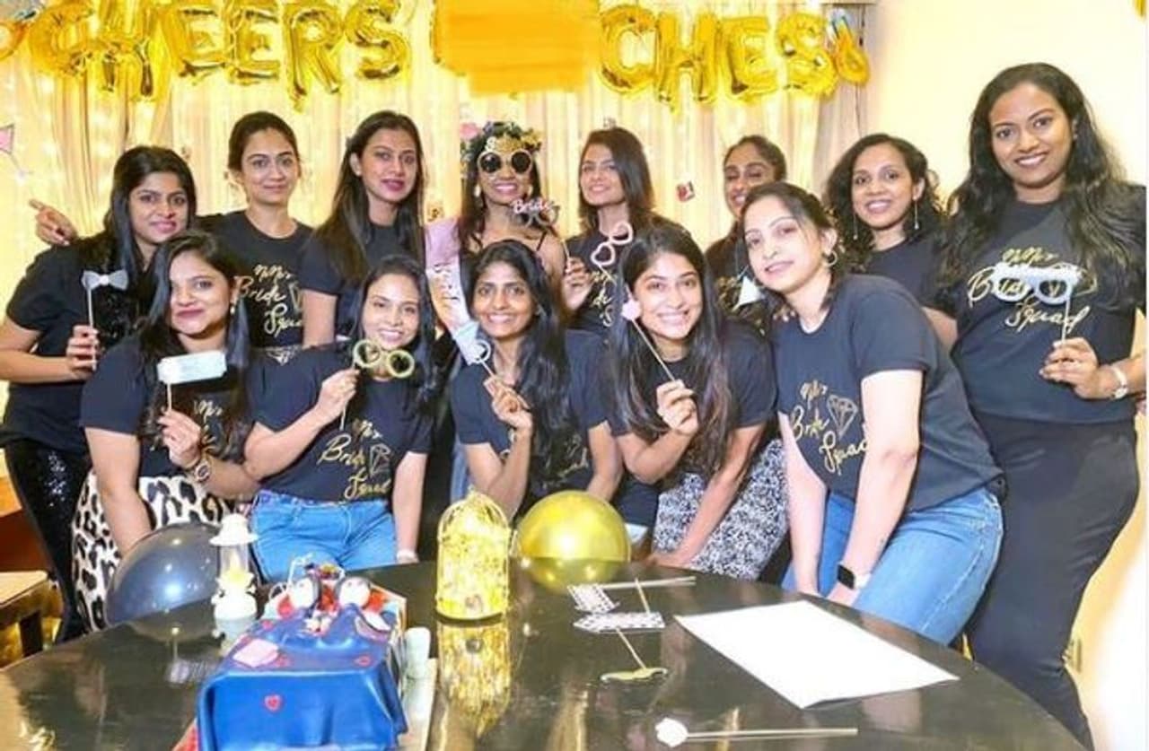 <p>'கண்ணும் கண்ணும் கொள்ளையடித்தல்' படத்தில் ரித்து வர்மாவிற்கு தோழியாகவும், தர்ஷனுக்கு காதலியாகவும் நடித்திருந்தனர் நிரஞ்சனி அகத்தியன்.</p> <p>'கண்ணும் கண்ணும் கொள்ளையடித்தல்' படத்தில் ரித்து வர்மாவிற்கு தோழியாகவும், தர்ஷனுக்கு காதலியாகவும் நடித்திருந்தனர் நிரஞ்சனி அகத்தியன்.</p>