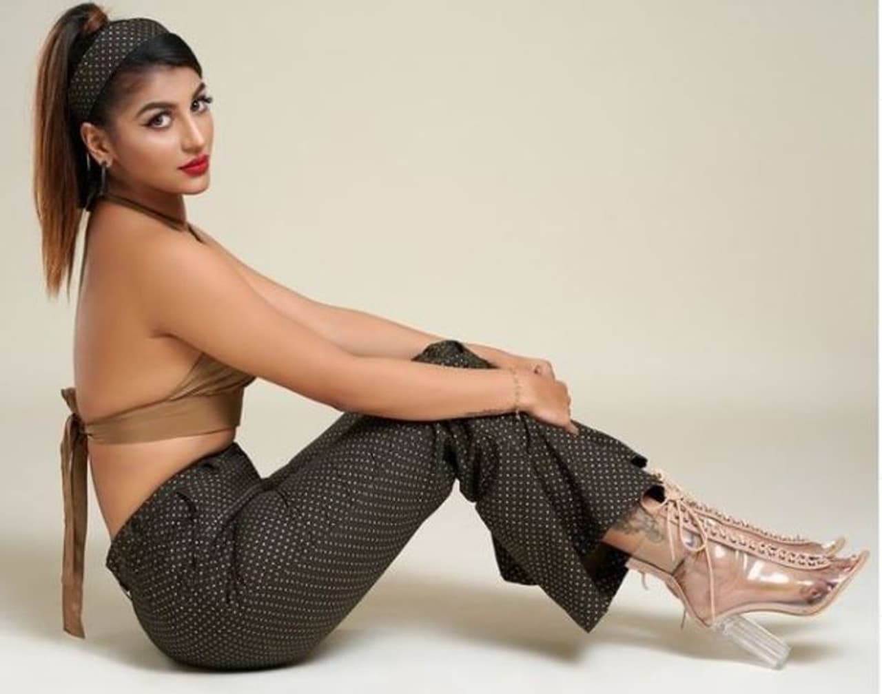 <h2> </h2><p>இருட்டு அறையில் முரட்டு குத்து படம் மூலம் ரசிகர்களின் கவர்ச்சி புயலாக பிரபலமானவர் யாஷிகா ஆனந்த். அதன் பின்னர் பிக்பாஸ் நிகழ்ச்சியில் பங்கேற்றதன் மூலம் பட்டி, தொட்டி எல்லாம் பிரபலமானார்.</p> <h2> </h2><p>இருட்டு அறையில் முரட்டு குத்து படம் மூலம் ரசிகர்களின் கவர்ச்சி புயலாக பிரபலமானவர் யாஷிகா ஆனந்த். அதன் பின்னர் பிக்பாஸ் நிகழ்ச்சியில் பங்கேற்றதன் மூலம் பட்டி, தொட்டி எல்லாம் பிரபலமானார்.</p>