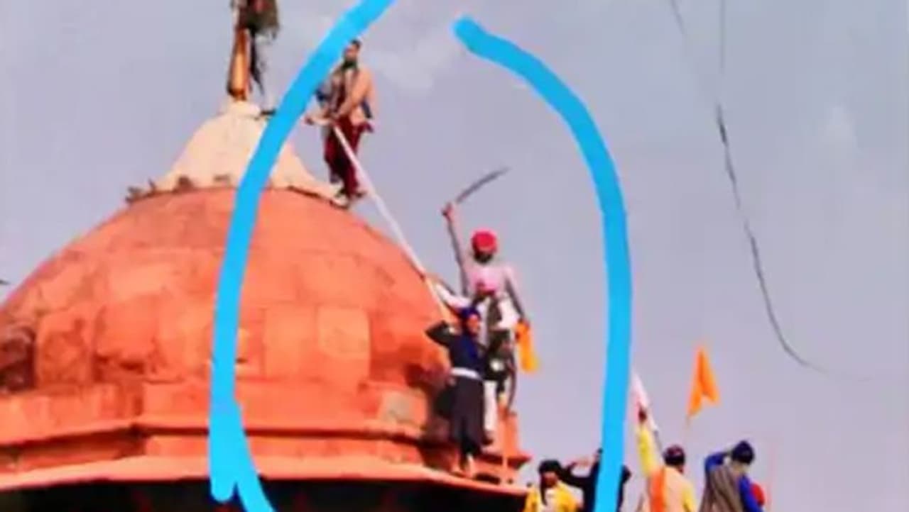 <p>ಗಣರಾಜ್ಯೋತ್ಸವ ದಿನ ರೈತ ಸಂಘಟನೆಗಳು ಆಯೋಜಿಸಿದ ಟ್ರಾಕ್ಟರ್ ರ‍್ಯಾಲಿ ಹಿಂಸಾಚಾರಕ್ಕೆ ತಿರುಗಿತ್ತು. ಸುಮಾರು 500ಕ್ಕೂ ಹೆಚ್ಚು ಪೊಲೀಸರು ಗಾಯಗೊಂಡಿದ್ದರು. ಇನ್ನು ದೇಶ ವಿರೋಧಿ ಚಟುವಟಿಕೆಯೂ ಇದೇ ಟ್ರಾಕ್ಟರ್ ರ‍್ಯಾಲಿಯಲ್ಲಿ ನಡೆದಿತ್ತು</p>