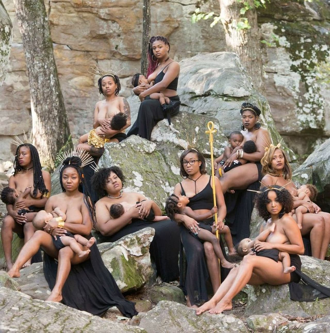 <p>ತಾಯಂದಿರು ತಮ್ಮ ಮಕ್ಕಳಿಗೆ ಎದೆಹಾಲು ನೀಡುತ್ತಿರುವ ದೃಶ್ಯಗಳನ್ನು ಹೊರಾಂಗಣದಲ್ಲಿ ಚಿತ್ರೀಕರಿಸಿದ್ದಾರೆ.</p>