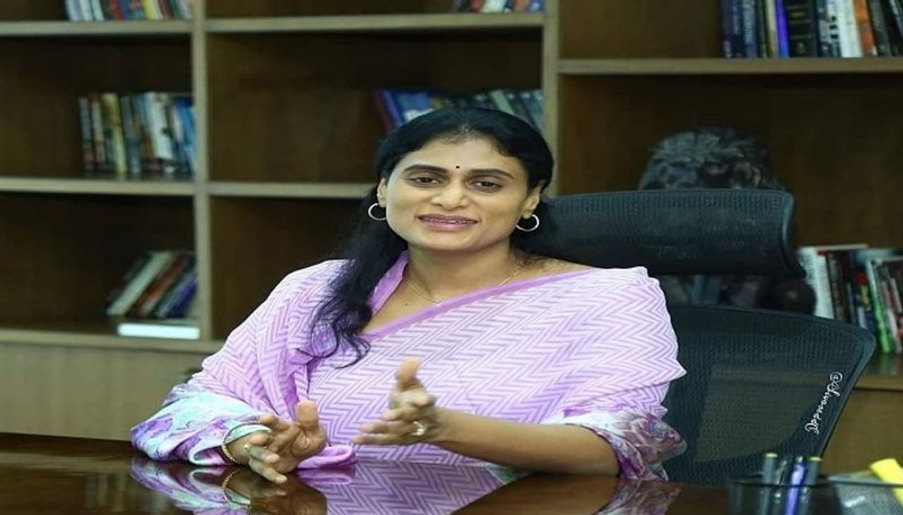 <p>తెలంగాణలో షర్మిల పార్టీ ప్రస్తుతానికి టాక్ అఫ్ ది టౌన్ గా మారింది. షర్మిల ఎవరు వదిలిన బాణం అనే చర్చ ఇంకా సాగుతూనే ఉన్నప్పటికీ.... ఆమె తాజాగా తెలంగాణ సీఎం కేసీఆర్ కి విసురుతున్న కౌంటర్లు, చేస్తున్న విమర్శలు చూస్తుంటే మాత్రం షర్మిల భారీ ప్లాన్ తోనే తెలంగాణ రాజకీయాల్లో అడుగిడినట్టుగా కనబడుతుంది. ఆమె చేస్తున్న ప్రతి వ్యాఖ్య, వేస్తున్న ప్రతి అడుగు కూడా చాలా దూరదృష్టితో వేస్తున్నట్టుగా అర్థమవుతుంది. </p> <p>తెలంగాణలో షర్మిల పార్టీ ప్రస్తుతానికి టాక్ అఫ్ ది టౌన్ గా మారింది. షర్మిల ఎవరు వదిలిన బాణం అనే చర్చ ఇంకా సాగుతూనే ఉన్నప్పటికీ.... ఆమె తాజాగా తెలంగాణ సీఎం కేసీఆర్ కి విసురుతున్న కౌంటర్లు, చేస్తున్న విమర్శలు చూస్తుంటే మాత్రం షర్మిల భారీ ప్లాన్ తోనే తెలంగాణ రాజకీయాల్లో అడుగిడినట్టుగా కనబడుతుంది. ఆమె చేస్తున్న ప్రతి వ్యాఖ్య, వేస్తున్న ప్రతి అడుగు కూడా చాలా దూరదృష్టితో వేస్తున్నట్టుగా అర్థమవుతుంది. </p>