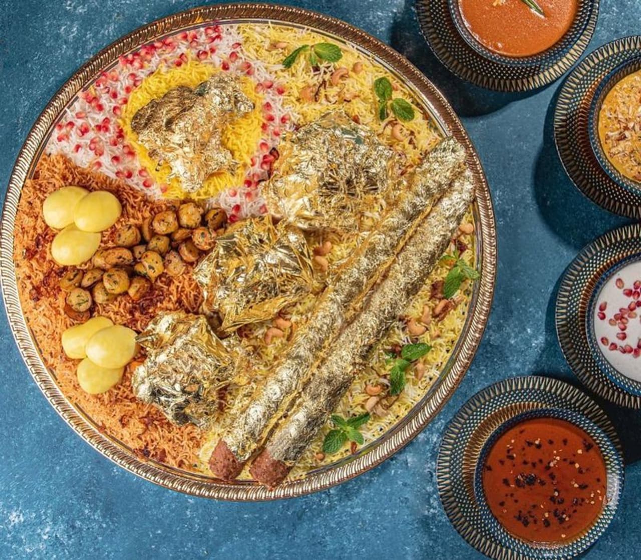 <p style="text align: justify;">బిర్యానీ ధరెంత ఉంటుంది..? చిన్న చిన్న హోటల్స్ అయితే మనకు సింగిల్ బిర్యానీ రూ.150కి వచ్చేస్తుంది. అదే పెద్ద రెస్టారెంట్స్ కి వెళితే.. మహా అంటే రూ.500 కి వస్తుందేమో. అయితే.. ఈ బిర్యానీ తినాలంటే డబ్బులు జేబులో దండిగా పెట్టుకొని వెళ్లాల్సిందే. ఎందుకంటే.. ఈ బిర్యానీ ధర మీరు ఊహించిన దానికన్నా ఎక్కువగానే ఉంటుంది.<br />&nbsp;</p>