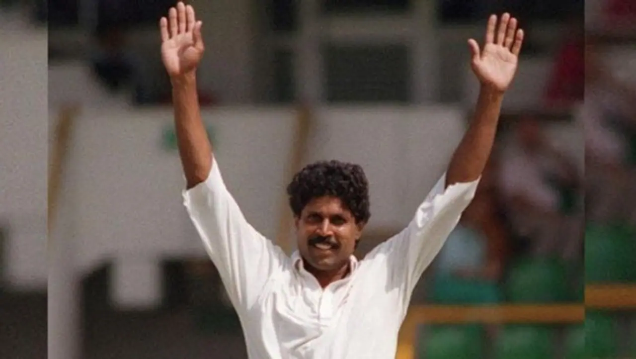 <p>ఒకప్పుడు క్రికెటర్లకు ఇన్ని సౌకర్యాలు ఉండేవి కావు. హెల్మెట్లు కూడా లేకుండా ఫాస్ట్ బౌలర్ల బౌలింగ్ను సమర్థవంతంగా ఎదుర్కొనేవాళ్లు. గాయాలకు ఎదురొడ్డి ఆటపై తమకున్న అంకిత భావాన్ని ప్రదర్శించేవాళ్లు.</p> <p>ఒకప్పుడు క్రికెటర్లకు ఇన్ని సౌకర్యాలు ఉండేవి కావు. హెల్మెట్లు కూడా లేకుండా ఫాస్ట్ బౌలర్ల బౌలింగ్ను సమర్థవంతంగా ఎదుర్కొనేవాళ్లు. గాయాలకు ఎదురొడ్డి ఆటపై తమకున్న అంకిత భావాన్ని ప్రదర్శించేవాళ్లు.</p>