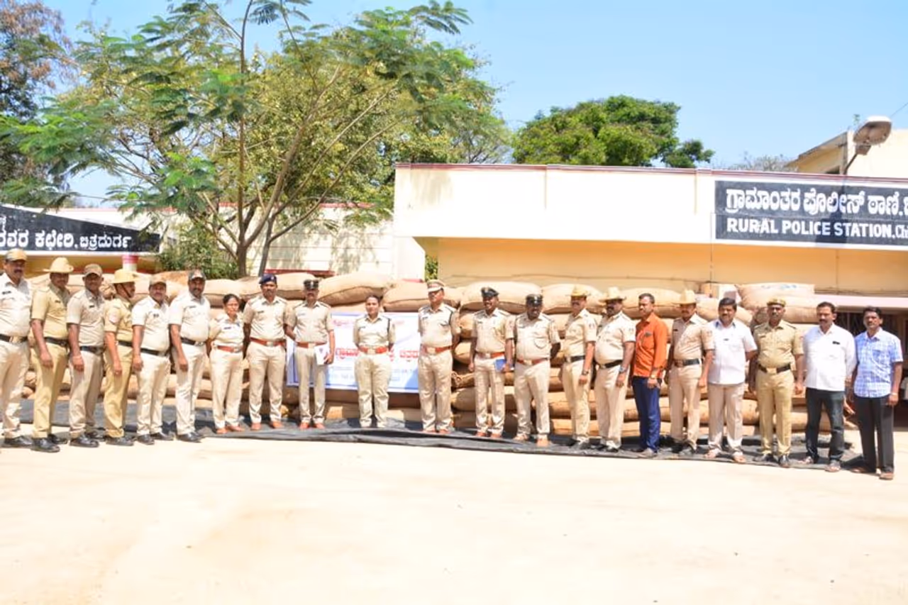 <p>ಚಿಕ್ಕಮಗಳೂರು ಜಿಲ್ಲೆ ಅಜ್ಜಂಪುರ ಮೂಲದ ರಿಜ್ವಾನ್ , ಲಿಂಗರಾಜ್ ಬಂಧಿತರು.</p> <p>ಚಿಕ್ಕಮಗಳೂರು ಜಿಲ್ಲೆ ಅಜ್ಜಂಪುರ ಮೂಲದ ರಿಜ್ವಾನ್ , ಲಿಂಗರಾಜ್ ಬಂಧಿತರು.</p>