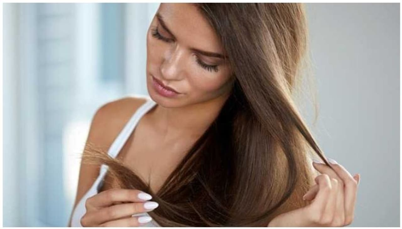 జుట్టు అందంగా... ఒత్తుగా పెరగాలని అందరూ కోరుకుంటారు. కానీ.. ఈ రోజుల్లో కాలుష్యం కారణంగా.. మన లైఫ్ స్టైల్ కారణంగా జుట్టు ఆరోగ్యంగా పెరగడం చాలా కష్టమనే చెప్పాలి. అయితే.. కొన్ని రకాల ఆహార పదార్థాలు తినడం వల్ల జుట్టు ఒత్తుగా.. ఆరోగ్యంగా పెరుగుతుందట. అవేంటో ఇప్పుడు చూద్దాం.. జుట్టు అందంగా... ఒత్తుగా పెరగాలని అందరూ కోరుకుంటారు. కానీ.. ఈ రోజుల్లో కాలుష్యం కారణంగా.. మన లైఫ్ స్టైల్ కారణంగా జుట్టు ఆరోగ్యంగా పెరగడం చాలా కష్టమనే చెప్పాలి. అయితే.. కొన్ని రకాల ఆహార పదార్థాలు తినడం వల్ల జుట్టు ఒత్తుగా.. ఆరోగ్యంగా పెరుగుతుందట. అవేంటో ఇప్పుడు చూద్దాం..