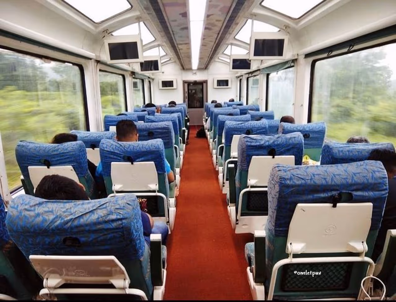 <p>ಮಂಗಳವಾರ ನೈಋುತ್ಯ ರೈಲ್ವೆಯು ಒಂದು ವಿಸ್ಟಾಡೋಮ್ ಬೋಗಿಯನ್ನು ಸ್ವೀಕರಿಸಿದೆ. ಈ ವಿಶಿಷ್ಟ ಬೋಗಿಯನ್ನು ಬೆಂಗಳೂರು ಮಂಗಳೂರು ಹಗಲು ರೈಲಿಗೆ ಅಳವಡಿಸುವ ಸಾಧ್ಯತೆಯಿದ್ದು, ಶೀಘ್ರದಲ್ಲೇ ಈ ಮಾರ್ಗದ ಪ್ರಯಾಣಿಕರು ಪ್ರಯಾಣದ ವೇಳೆ ಪ್ರಕೃತಿಯ ಸೌಂದರ್ಯ ಸವಿಯಬಹುದಾಗಿದೆ.</p> <p>ಮಂಗಳವಾರ ನೈಋುತ್ಯ ರೈಲ್ವೆಯು ಒಂದು ವಿಸ್ಟಾಡೋಮ್ ಬೋಗಿಯನ್ನು ಸ್ವೀಕರಿಸಿದೆ. ಈ ವಿಶಿಷ್ಟ ಬೋಗಿಯನ್ನು ಬೆಂಗಳೂರು ಮಂಗಳೂರು ಹಗಲು ರೈಲಿಗೆ ಅಳವಡಿಸುವ ಸಾಧ್ಯತೆಯಿದ್ದು, ಶೀಘ್ರದಲ್ಲೇ ಈ ಮಾರ್ಗದ ಪ್ರಯಾಣಿಕರು ಪ್ರಯಾಣದ ವೇಳೆ ಪ್ರಕೃತಿಯ ಸೌಂದರ್ಯ ಸವಿಯಬಹುದಾಗಿದೆ.</p>