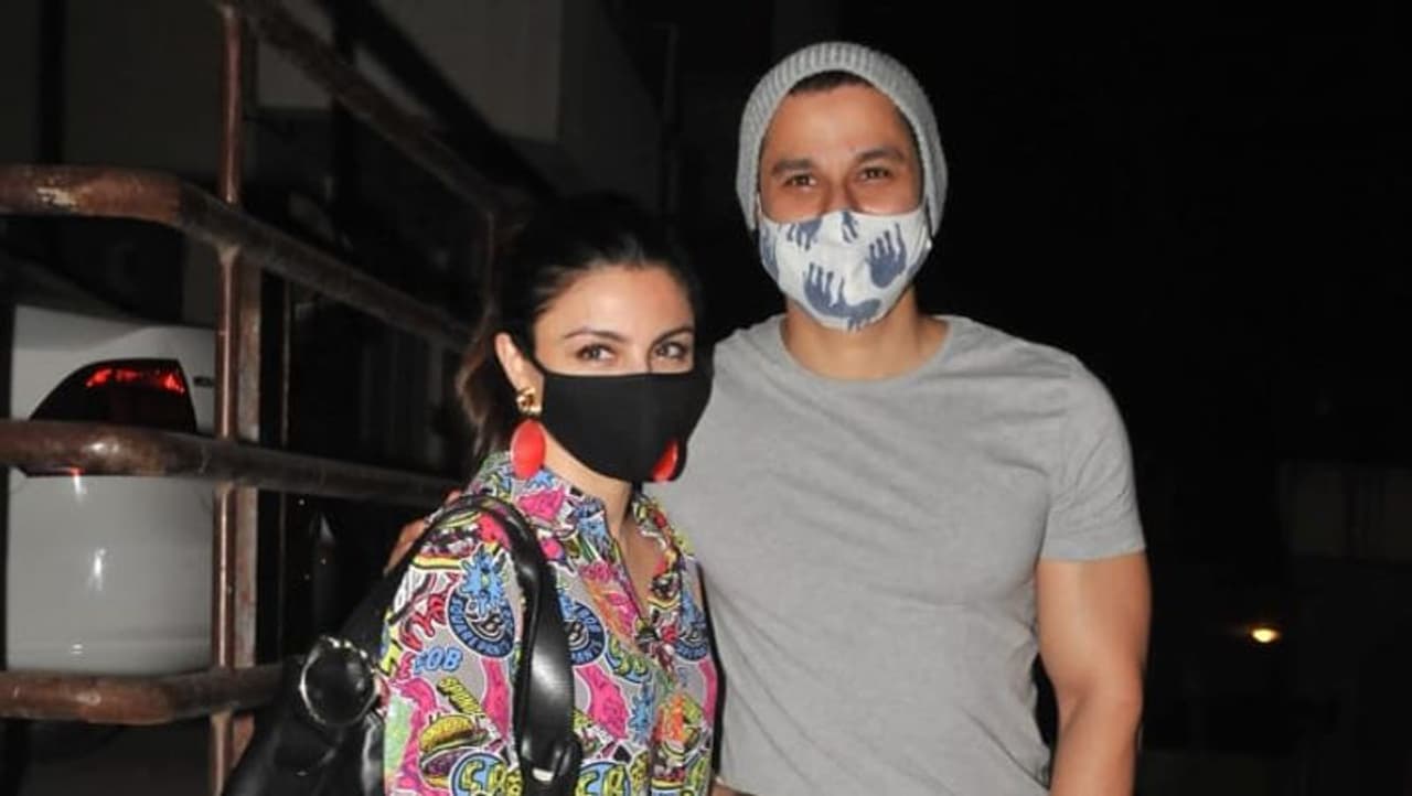 <p>ಈ ಸಮಯದಲ್ಲಿ ಸೋಹಾ ಪ್ರಿಟೆಂಡ್ ಟಾಪ್ ಜೊತೆ ಬ್ಲ್ಯಾಕ್ ಲೆಂಗಿನ್ಸ್ ಧರಿಸಿದ್ದರೆ ಪತಿ ಕುನಾಲ್ ಟೀ ಶರ್ಟ್ ಮತ್ತು ಜೀನ್ಸ್ ಪ್ಯಾಂಟ್ನಲ್ಲಿ ಕಾಣಿಸಿಕೊಂಡರು. </p> <p>ಈ ಸಮಯದಲ್ಲಿ ಸೋಹಾ ಪ್ರಿಟೆಂಡ್ ಟಾಪ್ ಜೊತೆ ಬ್ಲ್ಯಾಕ್ ಲೆಂಗಿನ್ಸ್ ಧರಿಸಿದ್ದರೆ ಪತಿ ಕುನಾಲ್ ಟೀ ಶರ್ಟ್ ಮತ್ತು ಜೀನ್ಸ್ ಪ್ಯಾಂಟ್ನಲ್ಲಿ ಕಾಣಿಸಿಕೊಂಡರು. </p>