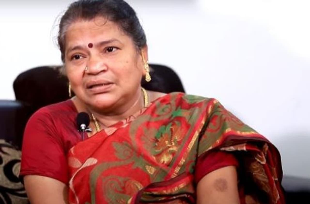 <p>'கண்டா வரச்சொல்லுங்க' என்ற பாடல் பாடல் தான் தற்போது யூ டியூபில் வைரல் ஹிட் அடித்துள்ளது. இந்த ஒற்றை பாடல் மூலம் திரையுலகையே திரும்பிப் பார்க்க வைத்துள்ளார் கிராமிய கலைஞர் கிடாக்குழி மாரியம்மா. சிவகங்கை மாவட்டம், திட்டக்குடி என்ற கிராமத்தில் ஏழை குடும்பத்தில் பிறந்தவர் தான் இவர். சிறு வயதிலிருந்தே பாடல்கள் பாடுவதில் அதிக ஆர்வம். எனவே விளையாட்டாக பாடத் துவங்கிய இவர் பின்னர் விசேஷ வீடுகள், சாவு வீடுகள் என பல பாடல்களை பாடி முறையாக கிராமிய பாடல்களை பாட கற்று தேர்ந்தார்.</p> <p>'கண்டா வரச்சொல்லுங்க' என்ற பாடல் பாடல் தான் தற்போது யூ டியூபில் வைரல் ஹிட் அடித்துள்ளது. இந்த ஒற்றை பாடல் மூலம் திரையுலகையே திரும்பிப் பார்க்க வைத்துள்ளார் கிராமிய கலைஞர் கிடாக்குழி மாரியம்மா. சிவகங்கை மாவட்டம், திட்டக்குடி என்ற கிராமத்தில் ஏழை குடும்பத்தில் பிறந்தவர் தான் இவர். சிறு வயதிலிருந்தே பாடல்கள் பாடுவதில் அதிக ஆர்வம். எனவே விளையாட்டாக பாடத் துவங்கிய இவர் பின்னர் விசேஷ வீடுகள், சாவு வீடுகள் என பல பாடல்களை பாடி முறையாக கிராமிய பாடல்களை பாட கற்று தேர்ந்தார்.</p>