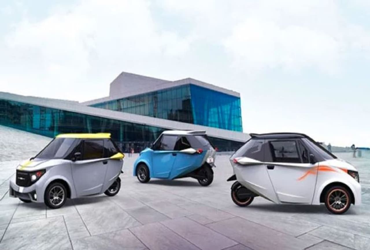 <p>స్ట్రోమ్ ఆర్ 3 &nbsp;కారు మూడు చక్రాలు, రెండు డోర్లు ఉన్న ఎలక్ట్రిక్ కారు. ఈ కారు ముందుభాగంలో &nbsp;రెండు చక్రాలు, వెనుక వైపు ఒక చక్రం ఉంటుంది. ఇది రివర్స్ ట్రైక్ కాన్ఫిగరేషన్‌ను ఉపయోగిస్తుంది. ఈ ఎలక్ట్రిక్ కారు ముంబై, ఢీల్లీ, బెంగళూరు వంటి పట్టణ ప్రాంతాల కోసం ప్రత్యేకంగా రూపొందించి అభివృద్ధి చేశారు. ఈ కారు షార్ప్ డిజైన్‌, డ్యూయల్ టోన్ కలర్‌తో &nbsp;ఫ్రంట్ బంపర్స్, ఎల్‌ఈడీ లైట్లు, రియర్ స్పాయిలర్, సన్‌రూఫ్ &nbsp;ఉన్నాయి.</p>