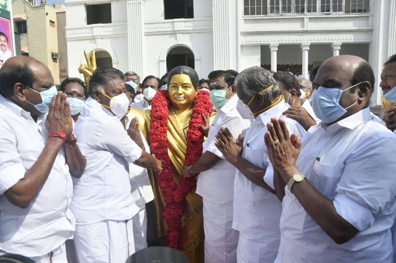 <p>இதனையடுத்து, சென்னை மெரினாவில் ஜெயலலிதா மெழுகு சிலையுடன் அமைந்துள்ள அருங்காட்சியகம், அறிவுசார் பூங்காவை முதல்வர் எடப்பாடி பழனிசாமி திறந்து வைத்தார். இந்த அருங்காட்சியகத்தில் ஜெயலலிதா புகைப்பட தொகுப்பு விருதுகள், பயன்படுத்திய பொருட்கள் இடம்பெற்றுள்ளன.</p> <p>இதனையடுத்து, சென்னை மெரினாவில் ஜெயலலிதா மெழுகு சிலையுடன் அமைந்துள்ள அருங்காட்சியகம், அறிவுசார் பூங்காவை முதல்வர் எடப்பாடி பழனிசாமி திறந்து வைத்தார். இந்த அருங்காட்சியகத்தில் ஜெயலலிதா புகைப்பட தொகுப்பு விருதுகள், பயன்படுத்திய பொருட்கள் இடம்பெற்றுள்ளன.</p>