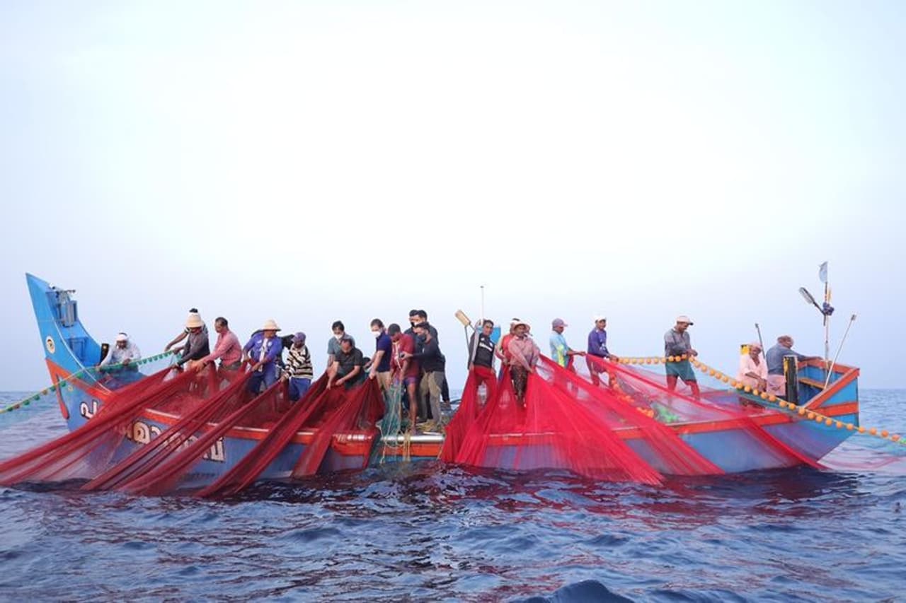 <p>ഇന്നലെ കൊല്ലത്തെത്തിയ രാഹുല് ഗാന്ധി വാടി കടപ്പുറത്ത് നിന്നും മത്സ്യത്തൊഴിലാളികൾക്കൊപ്പം മത്സ്യ ബന്ധന ബോട്ടിലാണ് യാത്ര നടത്തിയത്. ഏകദേശം രണ്ട് മണിക്കൂറോളം രാഹുൽ മത്സ്യത്തൊഴിലാളികൾക്ക് ഒപ്പം കടലിൽ ചിലവഴിച്ചു. തൊഴിലാളികളുടെ പ്രശ്നങ്ങൾ മനസിലാക്കാൻ കടൽ യാത്രയിലൂടെ സാധിച്ചെന്ന് രാഹുൽ പറഞ്ഞു. കൊല്ലം തങ്കശേരി കടപ്പുറത്ത് രാഹുല് ഗാന്ധിയും മത്സ്യത്തൊഴിലാളികളും തമ്മില് സംവാദവും നടന്നു. <em>(കൂടുതല് ചിത്രങ്ങള് കാണാന് <strong>Read More</strong> ല് ക്ലിക്ക് ചെയ്യുക)</em></p> <p>ഇന്നലെ കൊല്ലത്തെത്തിയ രാഹുല് ഗാന്ധി വാടി കടപ്പുറത്ത് നിന്നും മത്സ്യത്തൊഴിലാളികൾക്കൊപ്പം മത്സ്യ ബന്ധന ബോട്ടിലാണ് യാത്ര നടത്തിയത്. ഏകദേശം രണ്ട് മണിക്കൂറോളം രാഹുൽ മത്സ്യത്തൊഴിലാളികൾക്ക് ഒപ്പം കടലിൽ ചിലവഴിച്ചു. തൊഴിലാളികളുടെ പ്രശ്നങ്ങൾ മനസിലാക്കാൻ കടൽ യാത്രയിലൂടെ സാധിച്ചെന്ന് രാഹുൽ പറഞ്ഞു. കൊല്ലം തങ്കശേരി കടപ്പുറത്ത് രാഹുല് ഗാന്ധിയും മത്സ്യത്തൊഴിലാളികളും തമ്മില് സംവാദവും നടന്നു. <em>(കൂടുതല് ചിത്രങ്ങള് കാണാന് <strong>Read More</strong> ല് ക്ലിക്ക് ചെയ്യുക)</em></p>