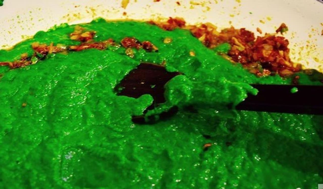 <p>ప్రస్తుతం కరోనా విపరీతంగా విజృంభిస్తోంది. ఈ మహమ్మారి నుంచి బయటపడాలంటే ప్రతి ఒక్కరూ ఆరోగ్యంగా ఉండాల్సిందే. అయితే.. ఆ ఆరోగ్యం పాలకూర తో లభిస్తుందని నిపుణులు చెబుతున్నారు.&nbsp;<br />&nbsp;</p>