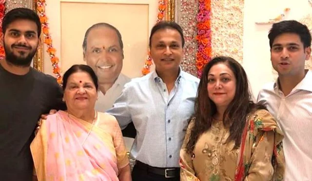 <p>పోస్టుతో పాటు మాజీ నటి అయిన టీనా అంబానీ మూడు కుటుంబ ఫోటోలను కూడా షేర్ చేసింది. మొదటి ఫోటోలో కోకిలాబెన్ చిన్న కుమారుడు అనిల్ అంబానీ, అతని భార్య టీనా అంబానీ వారి ఇద్దరు కుమారులు అన్మోల్ ఇంకా అన్షుల్తో కలిసి కనిపిస్తారు. రెండవ ఫోటోలో టీనా అంబానీ అత్త కోకిలాబెన్తో కలిసి ఉంది. మూడవ ఫోటోలో టీనా అంబానీ, అనిల్ అంబానీ కలిసి కోకిలాబెన్ కలిసి ఉంటుంది.<br /> </p> <p>పోస్టుతో పాటు మాజీ నటి అయిన టీనా అంబానీ మూడు కుటుంబ ఫోటోలను కూడా షేర్ చేసింది. మొదటి ఫోటోలో కోకిలాబెన్ చిన్న కుమారుడు అనిల్ అంబానీ, అతని భార్య టీనా అంబానీ వారి ఇద్దరు కుమారులు అన్మోల్ ఇంకా అన్షుల్తో కలిసి కనిపిస్తారు. రెండవ ఫోటోలో టీనా అంబానీ అత్త కోకిలాబెన్తో కలిసి ఉంది. మూడవ ఫోటోలో టీనా అంబానీ, అనిల్ అంబానీ కలిసి కోకిలాబెన్ కలిసి ఉంటుంది.<br /> </p>