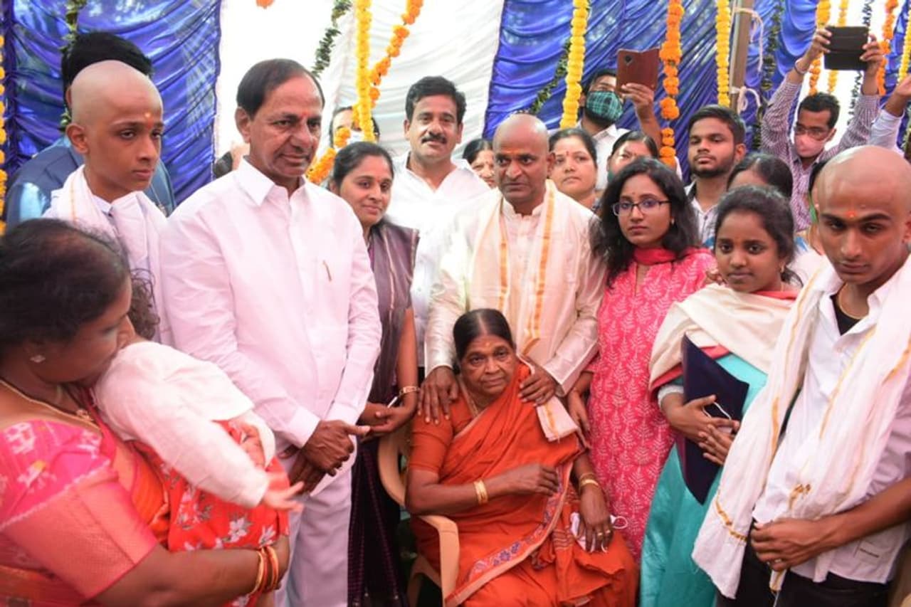 మంత్రి శ్రీనివాస్ గౌడ్ దశదినకర్మ... కుటుంబాన్ని పరామర్శించిన సీఎం కేసీఆర్ మంత్రి శ్రీనివాస్ గౌడ్ దశదినకర్మ... కుటుంబాన్ని పరామర్శించిన సీఎం కేసీఆర్