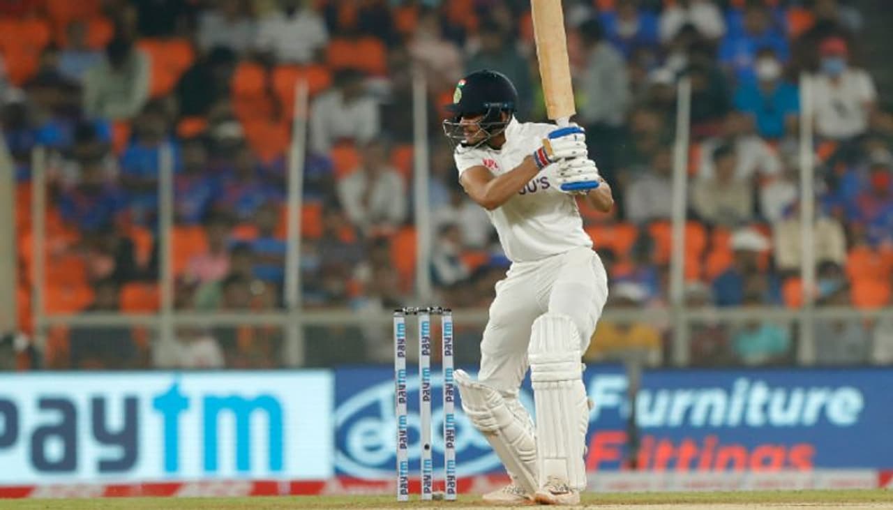 <p>శుబ్మన్ గిల్ 11 పరుగులు చేసి ఆర్చర్ బౌలింగ్లో భారీ షాట్కి ప్రయత్నించి అవుట్ అయ్యాడు. 33 పరుగుల వద్ద తొలి వికెట్ కోల్పోయింది టీమిండియా...</p> <p>శుబ్మన్ గిల్ 11 పరుగులు చేసి ఆర్చర్ బౌలింగ్లో భారీ షాట్కి ప్రయత్నించి అవుట్ అయ్యాడు. 33 పరుగుల వద్ద తొలి వికెట్ కోల్పోయింది టీమిండియా...</p>