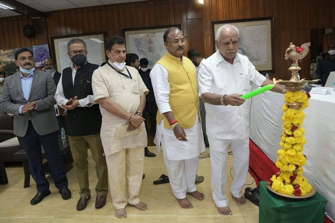 <p>ನಗರದ ಅರಣ್ಯ ಭವನದಲ್ಲಿ ಬುಧವಾರ ನಡೆದ ರಾಜ್ಯದ ಎಲ್ಲಾ ವೃತ್ತಗಳ ಮುಖ್ಯ ಅರಣ್ಯ ಸಂರಕ್ಷಣಾಧಿಕಾರಿ, ಅರಣ್ಯ ಸಂರಕ್ಷಣಾಧಿಕಾರಿ ಹಾಗೂ ಪ್ರಾದೇಶಿಕ ವನ್ಯಜೀವಿ ವಿಭಾಗದ ಅರಣ್ಯ ಸಂರಕ್ಷಣಾಧಿಕಾರಿಗಳ ಕಾರ್ಯಾಗಾರ ಉದ್ಘಾಟಿಸಿ ಮಾತನಾಡಿದ ಸಿಎಂ&nbsp;</p>