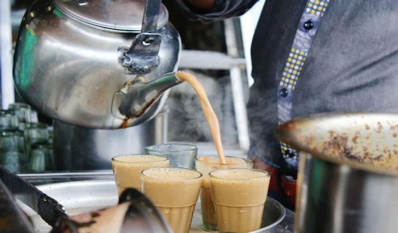 <p>సాధారణంగా టీ ఖరీదు ఎంత ఉంటుంది..? మహా అయితే.. రూ.10 ఉంటుంది. లేదు కాదు.. అంటే మరో రూ.20 ఎక్కువ ఉంటుంది అనుకోవచ్చు. అయితే... ఓ హోటల్ లో మాత్రం కేవలం కప్పు టీ అక్షరాల వెయ్యి రూపాయలు. నమ్మసక్యంగా లేకపోయినా ఇది నిజం.<br />&nbsp;</p>