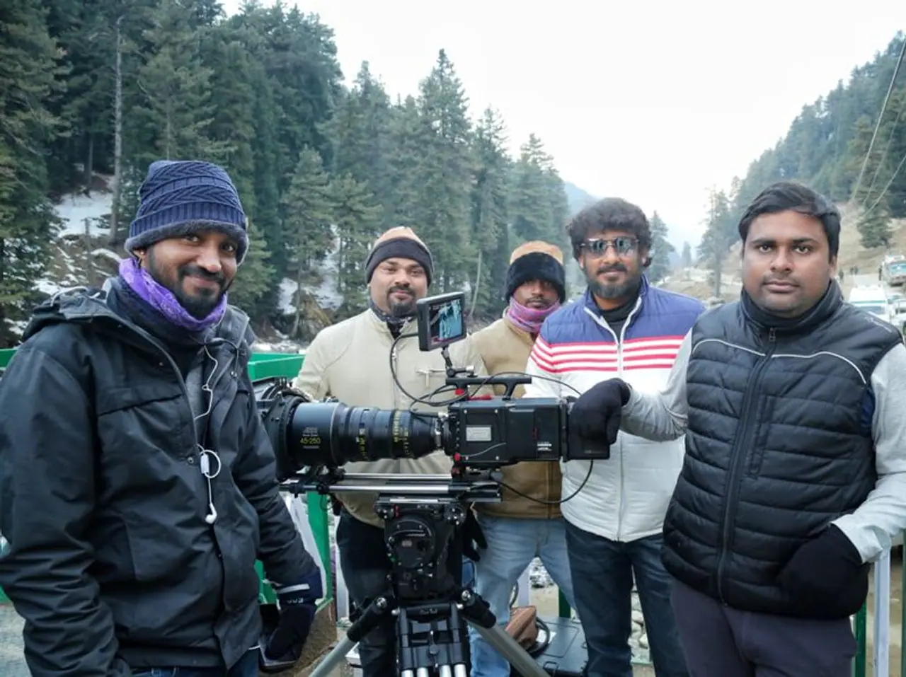 <p>ಈಗಾಗಲೇ ಕಾಶ್ಮೀರ ತಲುಪಿರುವ ಚಿತ್ರತಂಡ ಅಲ್ಲಿನ ಹವಾಗುಣಕ್ಕೆ ಒಗ್ಗುವ ಪ್ರಯತ್ನದಲ್ಲಿದೆ.&nbsp;</p>