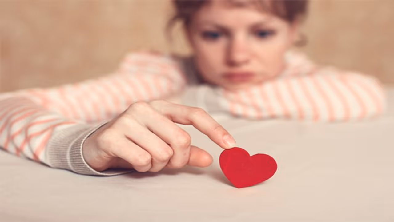 <p>ఈ మధ్యకాలంలో ఎక్కడ చూసినా.. అక్రమ సంబంధాలకు సంబంధించిన వార్తలు వినపడుతూనే ఉన్నాయి. భర్తను వదిలేసి భార్య.. మరొకరితో సంబంధం పెట్టుకోవడం లేదంటే.. భార్యను మోసం చేస్తూ.. భర్త మరో మహిళతో ఎఫైర్ పెట్టుకోవడం చాలా కామన్ అయిపోయాయి. ఈ బంధాల కోసం కుక్కుర్తిపడి ప్రాణాలు తీస్తున్నవారు కూడా లేకపోలేదు.</p> <p>ఈ మధ్యకాలంలో ఎక్కడ చూసినా.. అక్రమ సంబంధాలకు సంబంధించిన వార్తలు వినపడుతూనే ఉన్నాయి. భర్తను వదిలేసి భార్య.. మరొకరితో సంబంధం పెట్టుకోవడం లేదంటే.. భార్యను మోసం చేస్తూ.. భర్త మరో మహిళతో ఎఫైర్ పెట్టుకోవడం చాలా కామన్ అయిపోయాయి. ఈ బంధాల కోసం కుక్కుర్తిపడి ప్రాణాలు తీస్తున్నవారు కూడా లేకపోలేదు.</p>