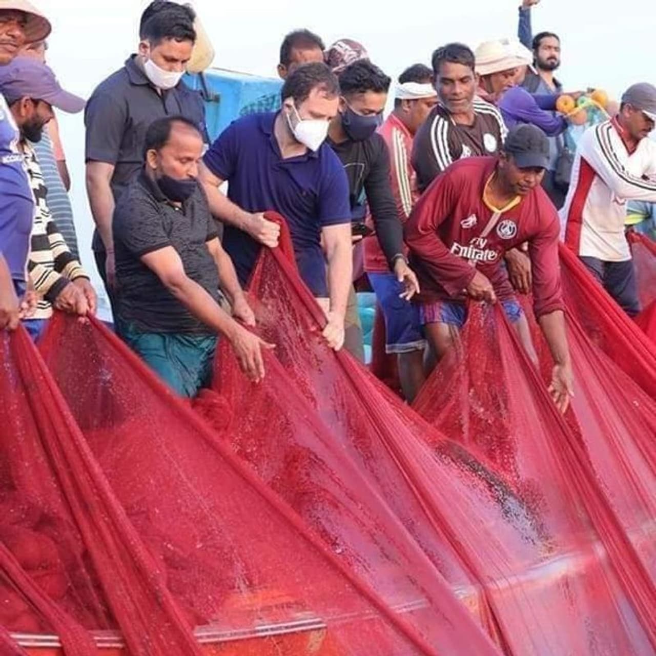 <p>ಕಾಂಗ್ರೆಸ್ ಮುಖಂಡ ರಾಹುಲ್ ಗಾಂಧಿ ಬುಧವಾರ ತಂಗಶ್ಶೇರಿ ಬೀಚ್ಗೆ ಭೇಟಿ ಕೊಟ್ಟ ಸಂದರ್ಭ ಕಡಲಿಗೆ ಹಾರಿದ್ದಾರೆ.</p> <p>ಕಾಂಗ್ರೆಸ್ ಮುಖಂಡ ರಾಹುಲ್ ಗಾಂಧಿ ಬುಧವಾರ ತಂಗಶ್ಶೇರಿ ಬೀಚ್ಗೆ ಭೇಟಿ ಕೊಟ್ಟ ಸಂದರ್ಭ ಕಡಲಿಗೆ ಹಾರಿದ್ದಾರೆ.</p>