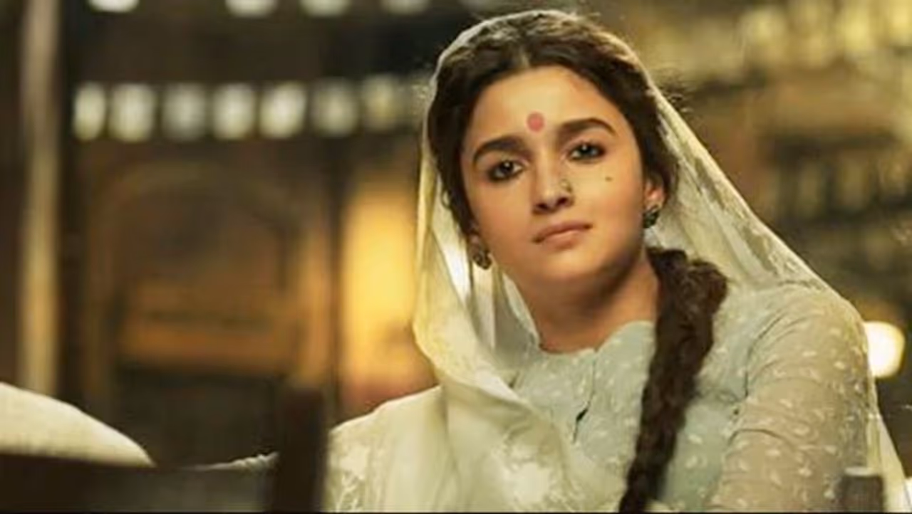 <p>ಸಂಜಯ್ ಲೀಲಾ ಭನ್ಸಾಲಿ ನಿರ್ದೇಶನದ ಆಲಿಯಾ ಭಟ್ ಅವರ ಹೊಸ ಪ್ರಾಜೆಕ್ಟ್ ಗಂಗುಬಾಯಿ ಕಥಿಯಾವಾಡಿ ಸಿನಿಮಾದ ಟೀಸರ್ ಬುಧವಾರ ಬಿಡುಗಡೆಯಾಗಿದೆ.</p> <p>ಸಂಜಯ್ ಲೀಲಾ ಭನ್ಸಾಲಿ ನಿರ್ದೇಶನದ ಆಲಿಯಾ ಭಟ್ ಅವರ ಹೊಸ ಪ್ರಾಜೆಕ್ಟ್ ಗಂಗುಬಾಯಿ ಕಥಿಯಾವಾಡಿ ಸಿನಿಮಾದ ಟೀಸರ್ ಬುಧವಾರ ಬಿಡುಗಡೆಯಾಗಿದೆ.</p>