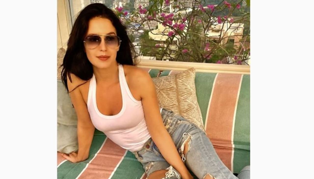 <p>ಇಸಾಬೆಲ್ಲೆ ಕೈಫ್ ವಿಶೇಷವಾಗಿ ಡ್ಯಾನ್ಸ್ನಲ್ಲಿ ಎಕ್ಸ್ಪರ್ಟ್. ಆದರೆ ತಮ್ಮ 14 ನೇ ವಯಸ್ಸಿನಲ್ಲಿ ಮಾಡೆಲ್ ಆಗಿ ತಮ್ಮ ವೃತ್ತಿಜೀವನವನ್ನು ಪ್ರಾರಂಭಿಸಿ ಫ್ಯಾಷನ್ ಉದ್ಯಮದಲ್ಲಿ ಫೇಮಸ್ ಆಗಿದ್ದಾರೆ. </p> <p>ಇಸಾಬೆಲ್ಲೆ ಕೈಫ್ ವಿಶೇಷವಾಗಿ ಡ್ಯಾನ್ಸ್ನಲ್ಲಿ ಎಕ್ಸ್ಪರ್ಟ್. ಆದರೆ ತಮ್ಮ 14 ನೇ ವಯಸ್ಸಿನಲ್ಲಿ ಮಾಡೆಲ್ ಆಗಿ ತಮ್ಮ ವೃತ್ತಿಜೀವನವನ್ನು ಪ್ರಾರಂಭಿಸಿ ಫ್ಯಾಷನ್ ಉದ್ಯಮದಲ್ಲಿ ಫೇಮಸ್ ಆಗಿದ್ದಾರೆ. </p>