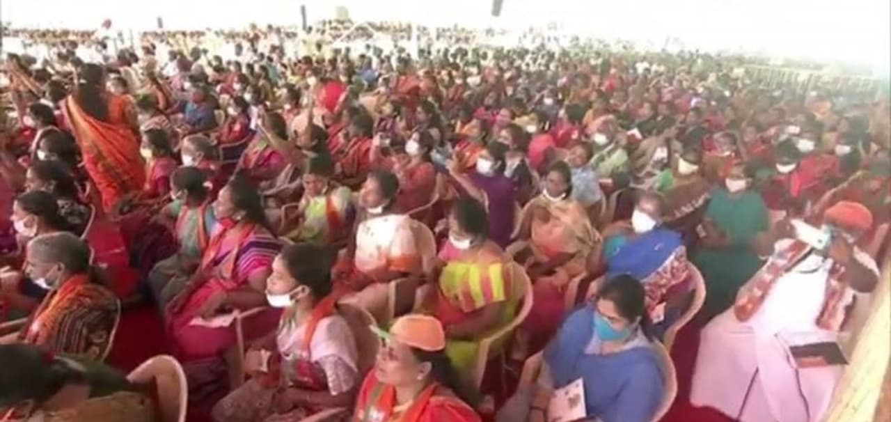 <p>புதுச்சேரியில் ஜிப்மர் மருத்துவமனையில் உள்ள கருத்தரங்கில் நடைபெற்ற நிகழ்ச்சியில் பிரதமர் மோடி பங்கேற்று பல்வேறு திட்டங்களை அடிக்கல் நாட்டி தொடங்கி வைத்தார். </p> <p>புதுச்சேரியில் ஜிப்மர் மருத்துவமனையில் உள்ள கருத்தரங்கில் நடைபெற்ற நிகழ்ச்சியில் பிரதமர் மோடி பங்கேற்று பல்வேறு திட்டங்களை அடிக்கல் நாட்டி தொடங்கி வைத்தார். </p>