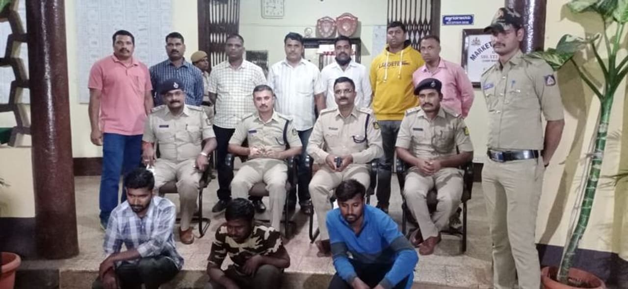 <p>ಬಂಧಿತರನ್ನ ಬೆಳಗಾವಿ ತಾಲೂಕಿನ ಕೋಳ್ಯಾನಟ್ಟಿ ಗ್ರಾಮದ ಕೊಲೆಯಾದವನ ಪತ್ನಿಯ ಪ್ರಿಯಕರ ಸೇರಿ ಬಾಳಪ್ಪ ದಿನ್ನಿ, ಬಸವರಾಜ ಉಪ್ಪಾರ, ಬೈಲಹೊಂಗಲ ತಾಲೂಕಿನ ಸಂಪಗಾವಿ ಗ್ರಾಮದ ಮಂಜುನಾಥ ಬೀಡಿ ಎಂದು ಗುರುತಿಸಲಾಗಿದೆ.</p> <p>ಬಂಧಿತರನ್ನ ಬೆಳಗಾವಿ ತಾಲೂಕಿನ ಕೋಳ್ಯಾನಟ್ಟಿ ಗ್ರಾಮದ ಕೊಲೆಯಾದವನ ಪತ್ನಿಯ ಪ್ರಿಯಕರ ಸೇರಿ ಬಾಳಪ್ಪ ದಿನ್ನಿ, ಬಸವರಾಜ ಉಪ್ಪಾರ, ಬೈಲಹೊಂಗಲ ತಾಲೂಕಿನ ಸಂಪಗಾವಿ ಗ್ರಾಮದ ಮಂಜುನಾಥ ಬೀಡಿ ಎಂದು ಗುರುತಿಸಲಾಗಿದೆ.</p>