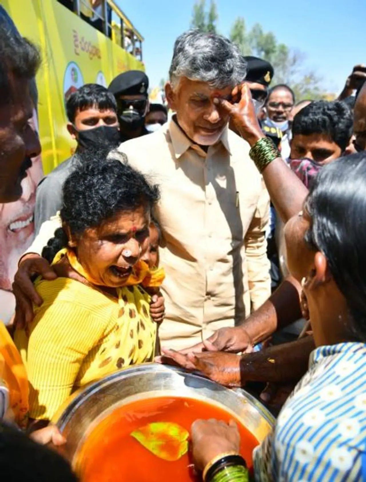 <p>హైదరాబాద్: తెలుగుదేశం పార్టీ అధ్యక్షుడు నారా చంద్రబాబు నాయుడికి కష్టకాలం వచ్చినట్లే. మున్సిపల్ ఎన్నికల్లో టీడీపీ చిత్తుగా ఓటమి పాలైంది. తన సొంత చిత్తూరు జిల్లాలో కూడా చంద్రబాబు ప్రభావం చూపలేకపోయారు. స్వయంగా ఆయన కొన్ని చోట్ల ప్రచారం కూడా చేశారు. అయినా ఫలితం దక్కలేదు. గ్రామ పంచాయతీ ఎన్నికల్లో చంద్రబాబు సొంత శాసనసభా నియోజకవర్గం కుప్పంలో కూడా టీడీపీ చేతులెత్తేసింది.</p> <p>హైదరాబాద్: తెలుగుదేశం పార్టీ అధ్యక్షుడు నారా చంద్రబాబు నాయుడికి కష్టకాలం వచ్చినట్లే. మున్సిపల్ ఎన్నికల్లో టీడీపీ చిత్తుగా ఓటమి పాలైంది. తన సొంత చిత్తూరు జిల్లాలో కూడా చంద్రబాబు ప్రభావం చూపలేకపోయారు. స్వయంగా ఆయన కొన్ని చోట్ల ప్రచారం కూడా చేశారు. అయినా ఫలితం దక్కలేదు. గ్రామ పంచాయతీ ఎన్నికల్లో చంద్రబాబు సొంత శాసనసభా నియోజకవర్గం కుప్పంలో కూడా టీడీపీ చేతులెత్తేసింది.</p>