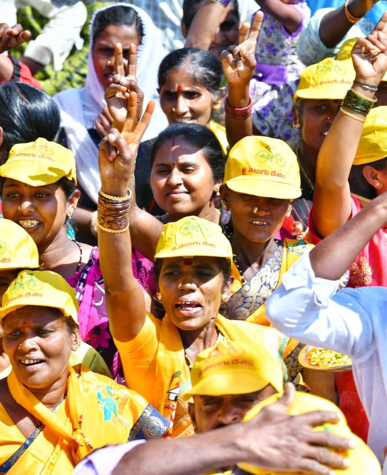 టిడిపి చీఫ్ చంద్రబాబు కుప్పం పర్యటన... టిడిపి శ్రేణుల నయా జోష్ టిడిపి చీఫ్ చంద్రబాబు కుప్పం పర్యటన... టిడిపి శ్రేణుల నయా జోష్