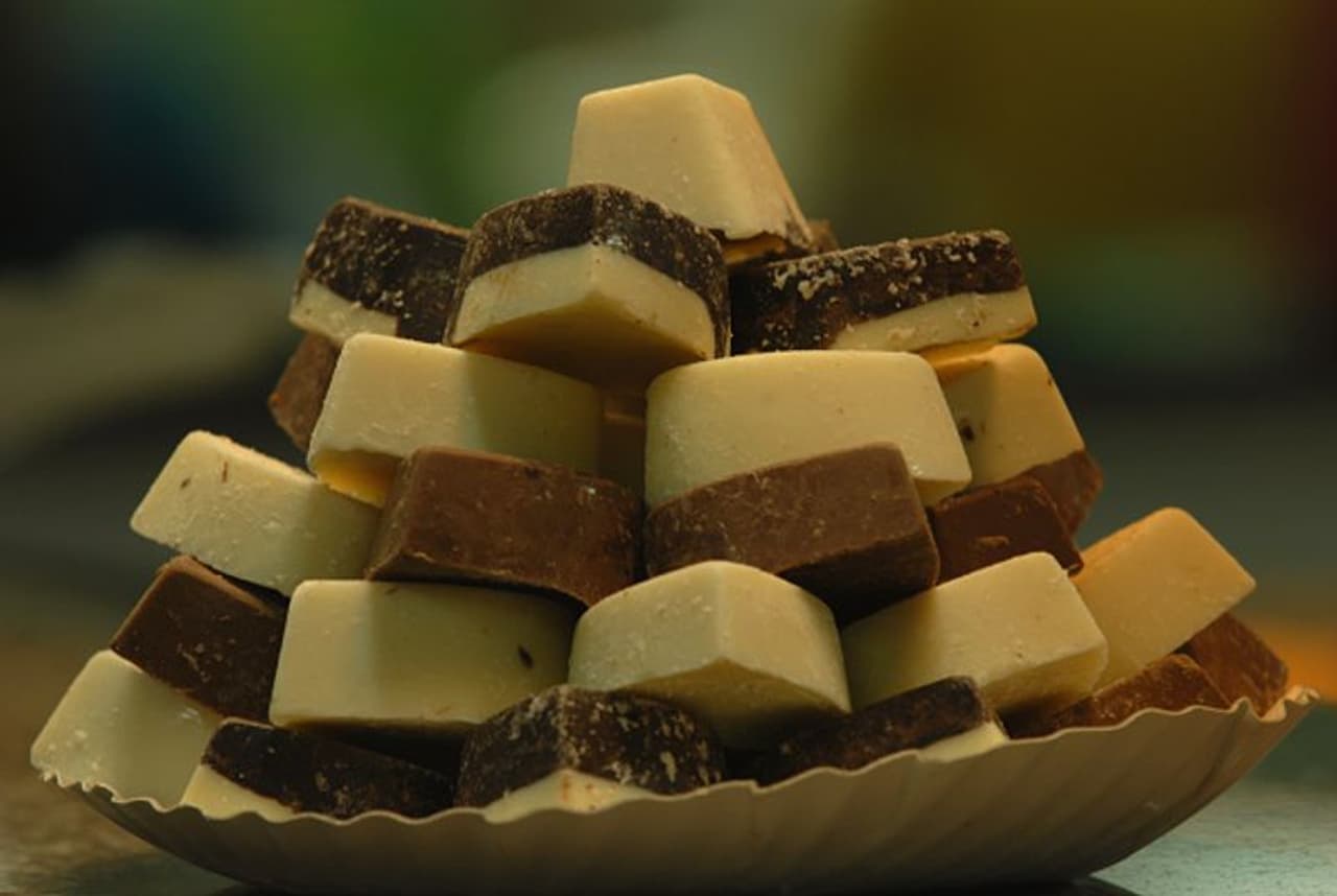 <p>We all know that dark chocolate may help lose weight. Various studies across the world have shown that a cube of dark chocolate has the ability to reduce cravings and decrease appetite these factors may further support weight loss. But did you know that even milk chocolates may help burn body fat?</p>