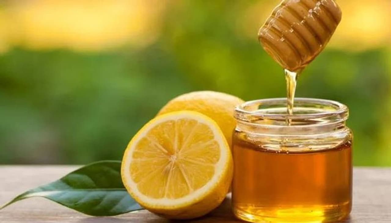 <p><strong>ಜೇನುತುಪ್ಪ ಮತ್ತು ನಿಂಬೆ ರಸ: </strong>ಜೇನುತುಪ್ಪ ಮತ್ತು ನಿಂಬೆ ರಸದ ಮಿಶ್ರಣವನ್ನು ತುಟಿಗಳಿಗೆ ಹಚ್ಚಿ: ನೈಸರ್ಗಿಕ ಬ್ಲೀಚಿಂಗ್ ಸಾಮರ್ಥ್ಯವನ್ನು ಹೊಂದಿರುವುದರಿಂದ, ಜೇನುತುಪ್ಪದೊಂದಿಗೆ ಬೆರೆಸಿದ ನಿಂಬೆ ರಸವು ತುಟಿ ಬಣ್ಣವನ್ನು ಹಗುರಗೊಳಿಸಲು ಸಹಾಯ ಮಾಡುತ್ತದೆ.</p> <p><strong>ಜೇನುತುಪ್ಪ ಮತ್ತು ನಿಂಬೆ ರಸ: </strong>ಜೇನುತುಪ್ಪ ಮತ್ತು ನಿಂಬೆ ರಸದ ಮಿಶ್ರಣವನ್ನು ತುಟಿಗಳಿಗೆ ಹಚ್ಚಿ: ನೈಸರ್ಗಿಕ ಬ್ಲೀಚಿಂಗ್ ಸಾಮರ್ಥ್ಯವನ್ನು ಹೊಂದಿರುವುದರಿಂದ, ಜೇನುತುಪ್ಪದೊಂದಿಗೆ ಬೆರೆಸಿದ ನಿಂಬೆ ರಸವು ತುಟಿ ಬಣ್ಣವನ್ನು ಹಗುರಗೊಳಿಸಲು ಸಹಾಯ ಮಾಡುತ್ತದೆ.</p>