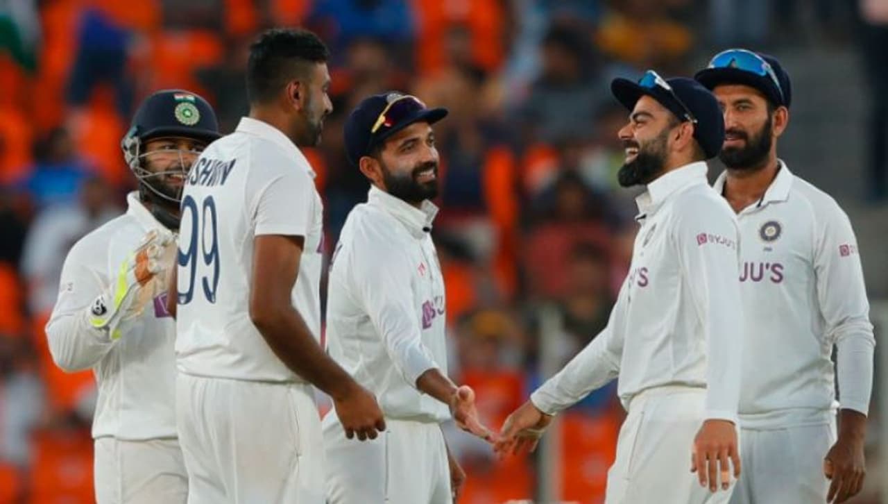 <p>இந்தியா இங்கிலாந்து இடையேயான டெஸ்ட் தொடர் இந்தியாவில் நடந்துவருகிறது. முதல் போட்டியில் இங்கிலாந்து வெற்றி பெற்ற நிலையில் 2வது டெஸ்ட்டில் 317 ரன்கள் வித்தியாசத்திலும், 3வது டெஸ்ட்டில் 10 விக்கெட் வித்தியாசத்திலும் இந்திய அணி அபார வெற்றி பெற்றது.<br /> </p> <p>இந்தியா இங்கிலாந்து இடையேயான டெஸ்ட் தொடர் இந்தியாவில் நடந்துவருகிறது. முதல் போட்டியில் இங்கிலாந்து வெற்றி பெற்ற நிலையில் 2வது டெஸ்ட்டில் 317 ரன்கள் வித்தியாசத்திலும், 3வது டெஸ்ட்டில் 10 விக்கெட் வித்தியாசத்திலும் இந்திய அணி அபார வெற்றி பெற்றது.<br /> </p>