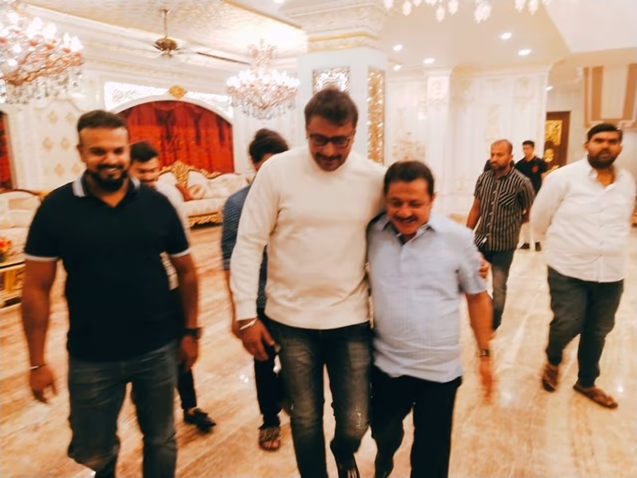 <p>ಜಮೀರ್ ನಿವಾಸಕ್ಕೆ ನಟ ದರ್ಶನ್ ಭೇಟಿ ನೀಡಿ ಕುಶಲೋಪರಿ ವಿಚಾರಿಸಿದರು.</p> <p>ಜಮೀರ್ ನಿವಾಸಕ್ಕೆ ನಟ ದರ್ಶನ್ ಭೇಟಿ ನೀಡಿ ಕುಶಲೋಪರಿ ವಿಚಾರಿಸಿದರು.</p>