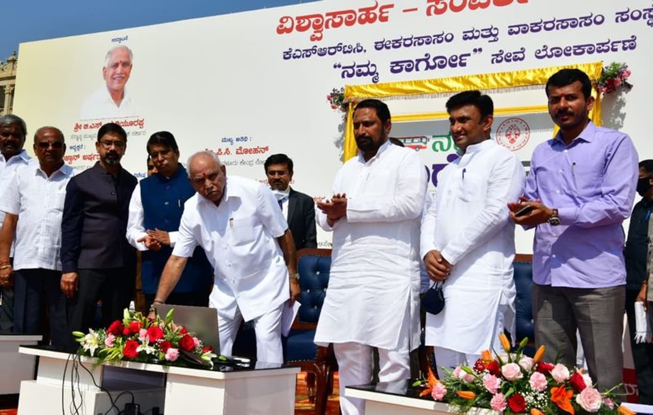 <p>ವಿಧಾನಸೌಧದ ಮುಂಭಾಗದಲ್ಲಿ ಕರ್ನಾಟಕ ರಾಜ್ಯ ರಸ್ತೆ ಸಾರಿಗೆ ಸಂಸ್ಥೆಗಳ ವತಿಯಿಂದ ಆಯೋಜಿಸಲಾಗಿದ್ದ ನೂತನ ಪಾರ್ಸಲ್ ಹಾಗೂ “ನಮ್ಮ ಕಾರ್ಗೋ” ಸೇವೆ ಲೋಕಾರ್ಪಣೆಗೊಳಿಸಿದ ಸಿಎಂ</p> <p>ವಿಧಾನಸೌಧದ ಮುಂಭಾಗದಲ್ಲಿ ಕರ್ನಾಟಕ ರಾಜ್ಯ ರಸ್ತೆ ಸಾರಿಗೆ ಸಂಸ್ಥೆಗಳ ವತಿಯಿಂದ ಆಯೋಜಿಸಲಾಗಿದ್ದ ನೂತನ ಪಾರ್ಸಲ್ ಹಾಗೂ “ನಮ್ಮ ಕಾರ್ಗೋ” ಸೇವೆ ಲೋಕಾರ್ಪಣೆಗೊಳಿಸಿದ ಸಿಎಂ</p>
