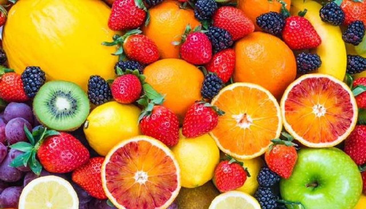 <p style="text align: justify;">ಆದರೆ ಹಣ್ಣಿನಲ್ಲಿರುವ ಸಕ್ಕರೆಯ ಬಗ್ಗೆ ಏನು? ಬಹುತೇಕ ಎಲ್ಲಾ ಹಣ್ಣುಗಳಲ್ಲಿ ನೈಸರ್ಗಿಕ ಸಕ್ಕರೆಯಾದ ಫ್ರಕ್ಟೋಸ್ ಇರುತ್ತದೆ. ಆದರೆ ಕೆಲವು ಇತರ ಹಣ್ಣುಗಳಿಗಿಂತ ಸಿಹಿಯಾಗಿರುತ್ತವೆ. ಅಲ್ಲದೆ, ಹಣ್ಣುಗಳಿಂದ ಪಡೆಯುವ ಸಕ್ಕರೆ ಸಿಹಿಗೊಳಿಸಿದ ಆಹಾರಗಳಿಂದ ಪಡೆಯುವ ಪ್ರಮಾಣಕ್ಕಿಂತ ಕಡಿಮೆ. ಆದ್ದರಿಂದ, ಮಧುಮೇಹ ಇದ್ದರೆ ಸಿಹಿ ಹಣ್ಣುಗಳನ್ನು ಸೇವಿಸುವುದನ್ನು ನಿಲ್ಲಿಸುವ ಅಗತ್ಯವಿಲ್ಲ. ಆದರೆ ಸಕ್ಕರೆ ಭರಿತ ಹಣ್ಣುಗಳು ಯಾವುವು ಎಂದು ತಿಳಿಯುವುದು ಖಂಡಿತವಾಗಿಯೂ ಸಹಾಯ ಮಾಡುತ್ತದೆ.</p> <p style="text align: justify;">ಆದರೆ ಹಣ್ಣಿನಲ್ಲಿರುವ ಸಕ್ಕರೆಯ ಬಗ್ಗೆ ಏನು? ಬಹುತೇಕ ಎಲ್ಲಾ ಹಣ್ಣುಗಳಲ್ಲಿ ನೈಸರ್ಗಿಕ ಸಕ್ಕರೆಯಾದ ಫ್ರಕ್ಟೋಸ್ ಇರುತ್ತದೆ. ಆದರೆ ಕೆಲವು ಇತರ ಹಣ್ಣುಗಳಿಗಿಂತ ಸಿಹಿಯಾಗಿರುತ್ತವೆ. ಅಲ್ಲದೆ, ಹಣ್ಣುಗಳಿಂದ ಪಡೆಯುವ ಸಕ್ಕರೆ ಸಿಹಿಗೊಳಿಸಿದ ಆಹಾರಗಳಿಂದ ಪಡೆಯುವ ಪ್ರಮಾಣಕ್ಕಿಂತ ಕಡಿಮೆ. ಆದ್ದರಿಂದ, ಮಧುಮೇಹ ಇದ್ದರೆ ಸಿಹಿ ಹಣ್ಣುಗಳನ್ನು ಸೇವಿಸುವುದನ್ನು ನಿಲ್ಲಿಸುವ ಅಗತ್ಯವಿಲ್ಲ. ಆದರೆ ಸಕ್ಕರೆ ಭರಿತ ಹಣ್ಣುಗಳು ಯಾವುವು ಎಂದು ತಿಳಿಯುವುದು ಖಂಡಿತವಾಗಿಯೂ ಸಹಾಯ ಮಾಡುತ್ತದೆ.</p>