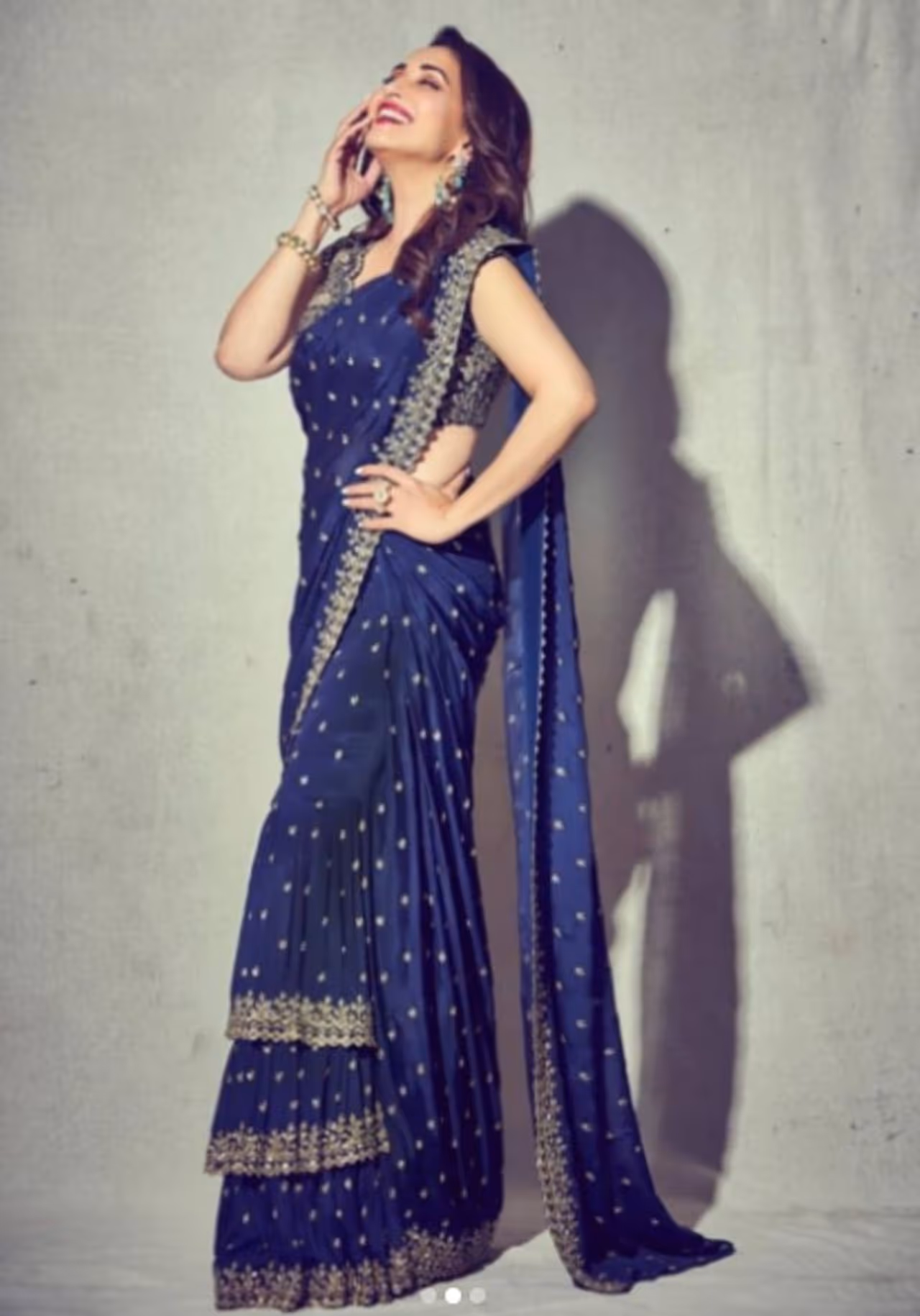 <p>ಬಾಲಿವುಡ್ನ ಧಕ್ ಧಕ್ ಚೆಲುವೆ ಮಾಧುರಿ ದೀಕ್ಷಿತ್ ನೀಲ ಬಣ್ಣದ ಸೀರೆಯಲ್ಲಿ ಪೋಸ್ ಕೊಟ್ಟು ಫ್ಯಾನ್ಸ್ ಜೊತೆ ಫೋಟೋ ಶೇರ್ ಮಾಡಿದ್ದಾರೆ.</p> <p>ಬಾಲಿವುಡ್ನ ಧಕ್ ಧಕ್ ಚೆಲುವೆ ಮಾಧುರಿ ದೀಕ್ಷಿತ್ ನೀಲ ಬಣ್ಣದ ಸೀರೆಯಲ್ಲಿ ಪೋಸ್ ಕೊಟ್ಟು ಫ್ಯಾನ್ಸ್ ಜೊತೆ ಫೋಟೋ ಶೇರ್ ಮಾಡಿದ್ದಾರೆ.</p>