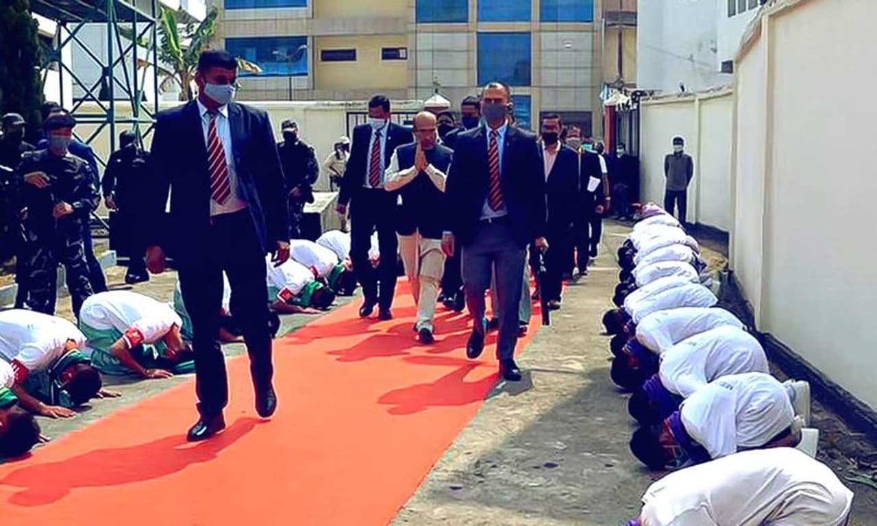 <p>'മണിപ്പൂരിസിന്‍റെ സംസ്കാരവും ആചാരവും കണ്ടതിൽ ഞാൻ ശരിക്കും അഭിമാനിക്കുന്നു. എന്തൊരു ശിക്ഷണം' എന്നായിരുന്നു താന്‍ കടന്ന് പോകുമ്പോള്‍ മുട്ടുകുത്തി കുമ്പിട്ടിരിക്കുന്ന കുട്ടികളുടെ ചിത്രം പങ്ക് വച്ച് മുഖ്യമന്ത്രി എന്‍ ബിരേന്‍ സിംഗ് കുറിച്ചത്.&nbsp;</p>