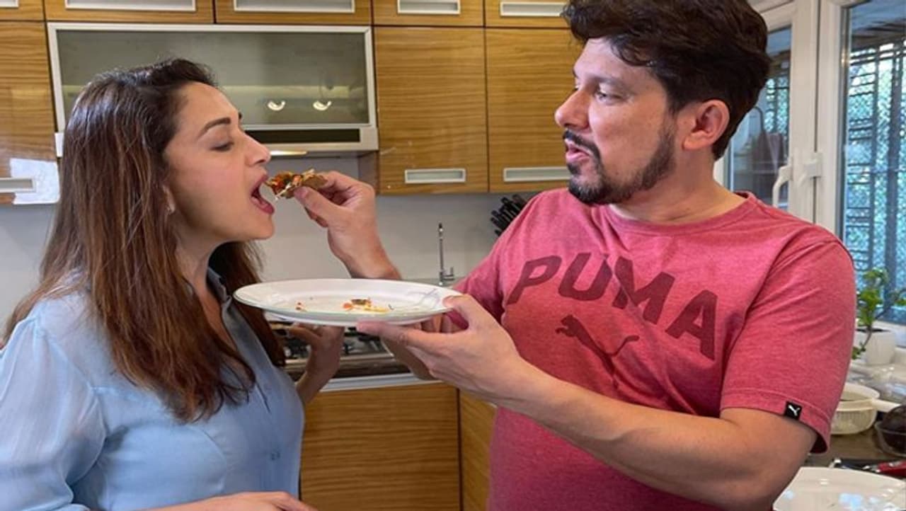 <p>ಫೋಟೋ ಶೇರ್‌ ಮಾಡಿ 'ಮನೆಯಲ್ಲಿ ಮಾಡಿರುವ ಪಿಜ್ಜಾ ಯಾರಿಗೆ ಬೇಕು? ನನ್ನ ಯೂಟ್ಯೂಬ್ ಚಾನೆಲ್‌ನಲ್ಲಿ ಶೀಘ್ರದಲ್ಲೇ ಬರಲಿದೆ. ನಿಮ್ಮ ಫೆವರೇಟ್‌ ಡಿಶ್‌ ಯಾವುದು? ಎಂದು ಬರೆದಿದ್ದಾರೆ ಶ್ರೀರಾಮ್‌ ನೆನೆ. &nbsp;<br />&nbsp;</p>