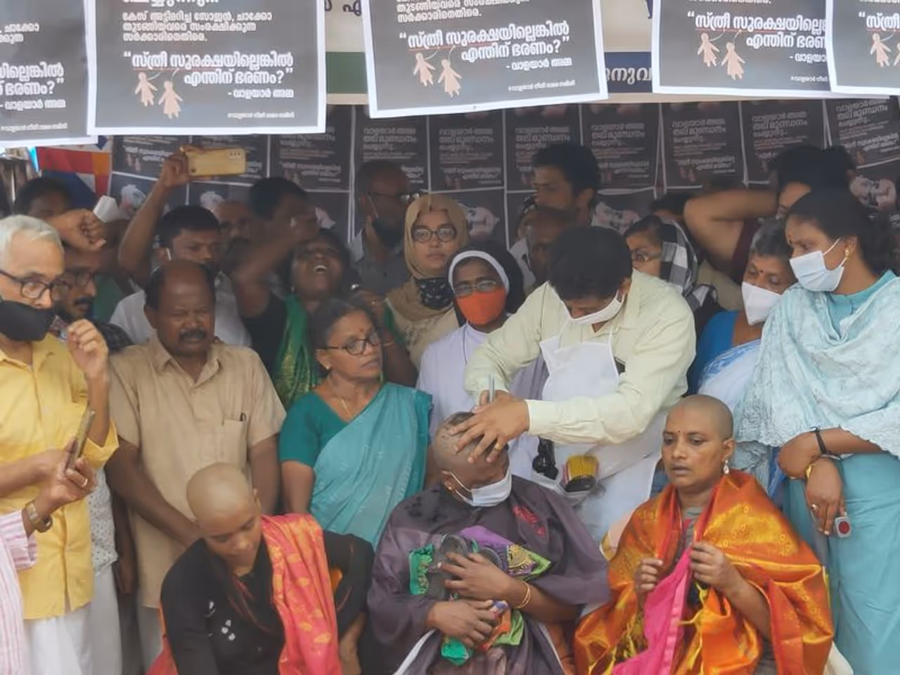 <p>മക്കളുടെ കേസ് അട്ടിമറിച്ച ഉദ്യോഗസ്ഥർക്കെതിരെ നടപടി ആവശ്യപ്പെട്ട് വാളയാർ പെൺകുട്ടികളുടെ അമ്മ തല മുണ്ഡനം ചെയ്തു. കേരളത്തിലെ 14 ജില്ലകളിലും സർക്കാരിന്റെ നീതി നിഷേധത്തിനെതിരെ സമരം നടത്തുമെന്നും വാളയാർ പെൺകുട്ടികളുടെ അമ്മ പറഞ്ഞു. <em>(കൂടുതല് വാര്ത്തയും ചിത്രങ്ങളും കാണാന് <strong>Read More</strong> ല് ക്ലിക്ക് ചെയ്യുക)</em></p> <p>മക്കളുടെ കേസ് അട്ടിമറിച്ച ഉദ്യോഗസ്ഥർക്കെതിരെ നടപടി ആവശ്യപ്പെട്ട് വാളയാർ പെൺകുട്ടികളുടെ അമ്മ തല മുണ്ഡനം ചെയ്തു. കേരളത്തിലെ 14 ജില്ലകളിലും സർക്കാരിന്റെ നീതി നിഷേധത്തിനെതിരെ സമരം നടത്തുമെന്നും വാളയാർ പെൺകുട്ടികളുടെ അമ്മ പറഞ്ഞു. <em>(കൂടുതല് വാര്ത്തയും ചിത്രങ്ങളും കാണാന് <strong>Read More</strong> ല് ക്ലിക്ക് ചെയ്യുക)</em></p>