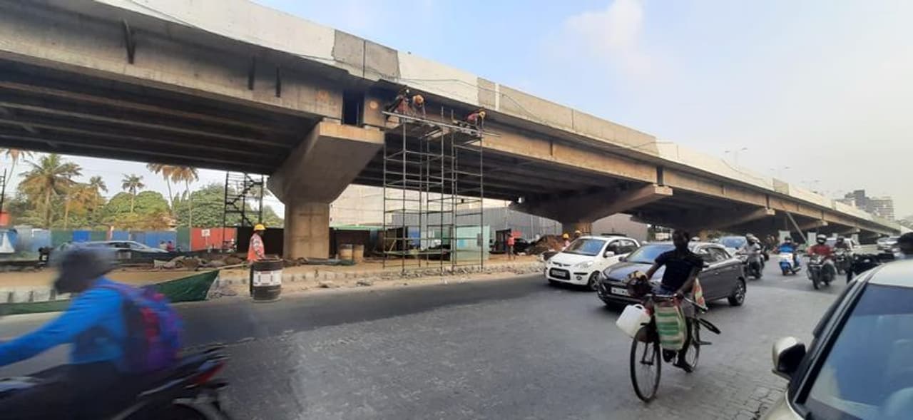 <p>ഉദ്ഘാടനം കഴിഞ്ഞ് മൂന്ന് വർഷം തികയും മുമ്പേ മേൽപ്പാലത്തിന്റെ സ്ലാബുകൾക്കിടയിൽ വിള്ളലുകൾ കണ്ടെത്തി. പാലത്തിലെ ടാറിളകി റോഡും തകർന്ന നിലയിലായിരുന്നു. <em>(കൂടുതല് ചിത്രങ്ങളും വാര്ത്തയും കാണാന് <strong>Read More</strong> ല് ക്ലിക്ക് ചെയ്യുക)</em></p> <p>ഉദ്ഘാടനം കഴിഞ്ഞ് മൂന്ന് വർഷം തികയും മുമ്പേ മേൽപ്പാലത്തിന്റെ സ്ലാബുകൾക്കിടയിൽ വിള്ളലുകൾ കണ്ടെത്തി. പാലത്തിലെ ടാറിളകി റോഡും തകർന്ന നിലയിലായിരുന്നു. <em>(കൂടുതല് ചിത്രങ്ങളും വാര്ത്തയും കാണാന് <strong>Read More</strong> ല് ക്ലിക്ക് ചെയ്യുക)</em></p>