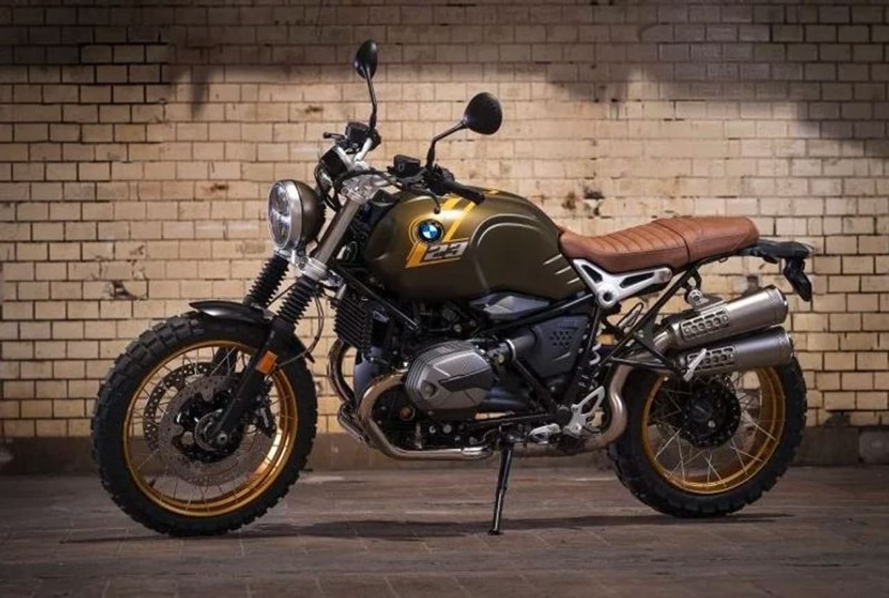 <p><strong>కొత్త ఫీచర్లు&nbsp;</strong><br />కొత్త బిఎమ్‌డబ్ల్యూ ఆర్ 9టి &nbsp; డిజైన్ &nbsp;మోటర్‌స్పోర్ట్స్ ట్రెడిషన్ నుండి &nbsp;ప్రేరణ పొందుతుంది. &nbsp;దీనికి అనలాగ్ స్పీడోమీటర్ డిస్ ప్లే , ఇంటిగ్రేటెడ్ ఇండికేటర్ లైట్లతో కొత్తగా రూపొందించిన వృత్తాకార పరికరం క్లాసిక్ ఇమేజ్‌ని మరింత పెంచుతుంది. ఇది అధిక నాణ్యత గల మెటల్ కేసింగ్‌లో వస్తుంది, దానిపై బి‌ఎం‌డబల్యూ లోగో &nbsp;ఉంటుంది. ఇప్పుడు ఈ మోడళ్లలో డేటైమ్ రన్నింగ్ లైట్లతో అత్యాధునిక ఎల్‌ఈడీ హెడ్‌ల్యాంప్‌లు అందించారు.</p>