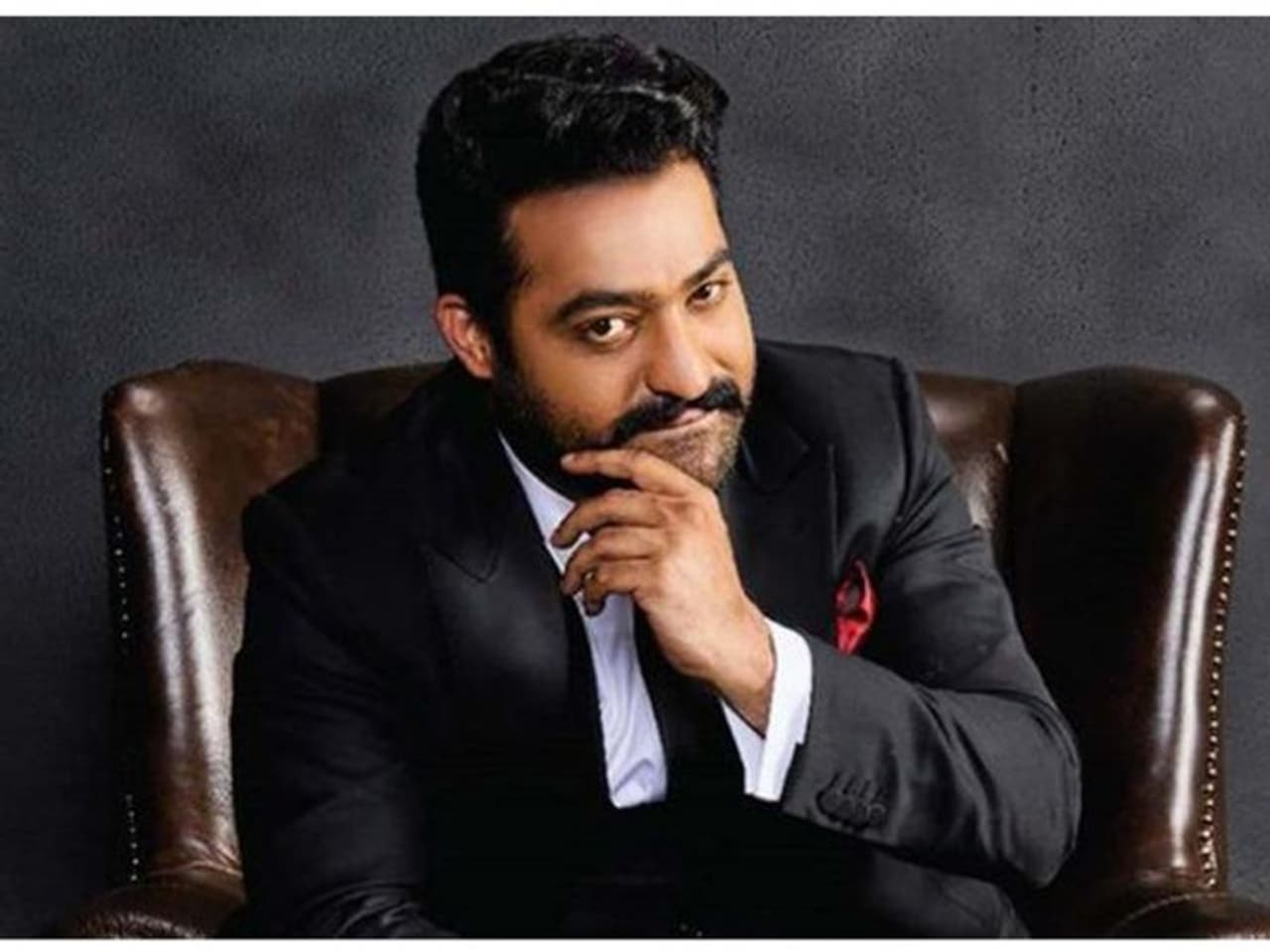 వీటన్నింటితో పాటు మరో క్వాలిటీ కూడా ఎన్టీఆర్ సొంతం... అదే వాక్ చాతుర్యం. మంచి వక్త అయిన ఎన్టీఆర్ సందర్భానుసారంగా కట్టిపడేసే ప్రసంగాలు ఇవ్వడంలో మంచి దిట్ట. ఈ లక్షణం ఎన్టీఆర్ ని అనేక మంది ఫ్యాన్స్ కి దగ్గర చేసింది. వీటన్నింటితో పాటు మరో క్వాలిటీ కూడా ఎన్టీఆర్ సొంతం... అదే వాక్ చాతుర్యం. మంచి వక్త అయిన ఎన్టీఆర్ సందర్భానుసారంగా కట్టిపడేసే ప్రసంగాలు ఇవ్వడంలో మంచి దిట్ట. ఈ లక్షణం ఎన్టీఆర్ ని అనేక మంది ఫ్యాన్స్ కి దగ్గర చేసింది.