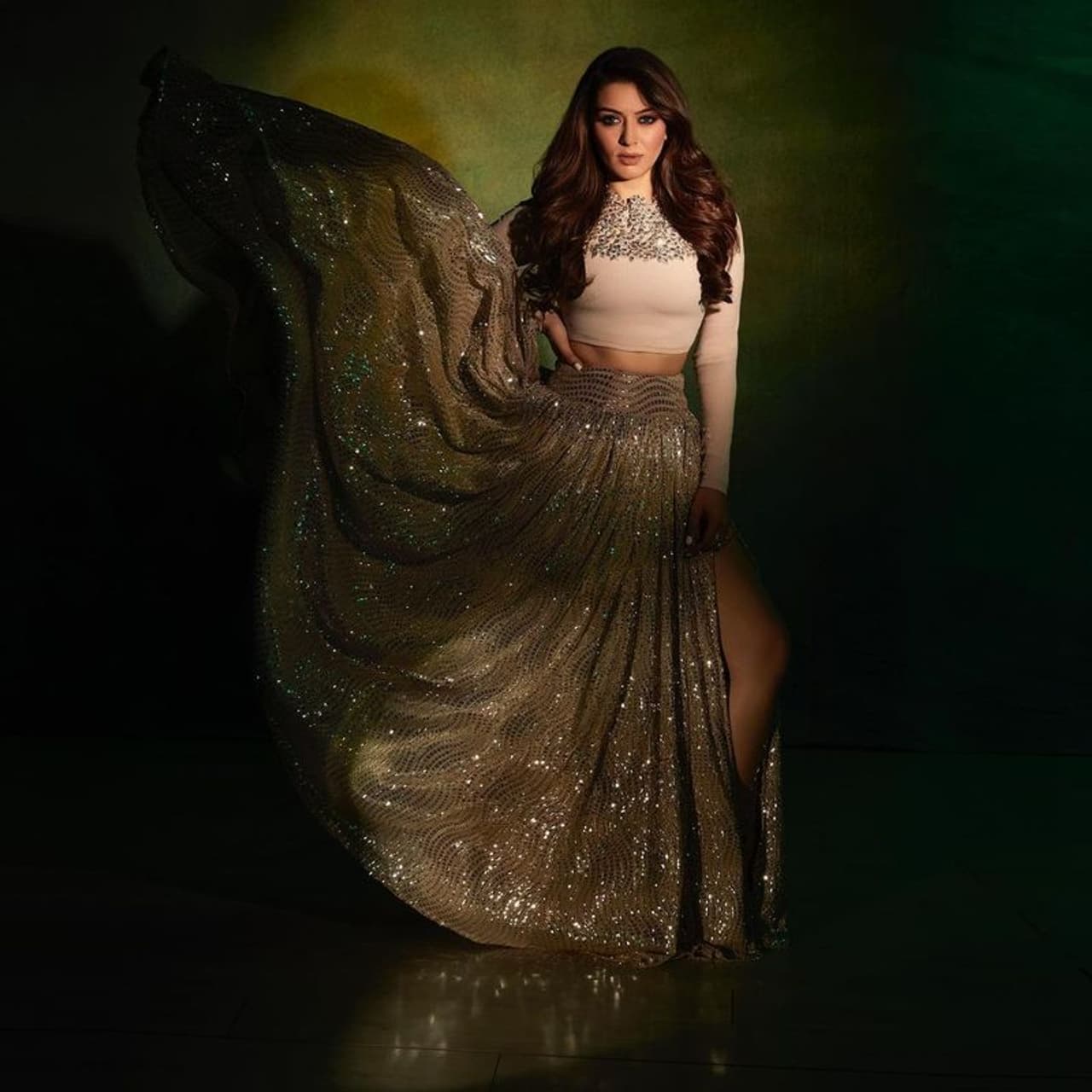 జిగేల్ మనిపించే డిజైన్తో కూడిన నడుము కనిపించేలా టాప్ వేసుకుని, గాలి కొడితే తొడ అందాలు కనిపించేలా లెహంగా ధరించి హోయలు పోయింది హన్సిక. జిగేల్ మనిపించే డిజైన్తో కూడిన నడుము కనిపించేలా టాప్ వేసుకుని, గాలి కొడితే తొడ అందాలు కనిపించేలా లెహంగా ధరించి హోయలు పోయింది హన్సిక.