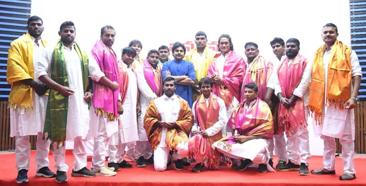 హైదరాబాద్: గురు పరంపరతో అభ్యసించే యుద్ధ విద్యలు మన దేశానికి చాలా అవసరమని, దేశీయ యుద్ధ విద్యలైన కుస్తీ, కర్రసాము వంటివాటిని ప్రోత్సహించాలని జనసేన అధ్యక్షులు పవన్ కళ్యాణ్ అభిప్రాయపడ్డారు. అవినీతిపై పోరాటం చేయాలంటే మానసిక దారుఢ్యంతో పాటు శారీరక దారుఢ్యం చాలా అవసరమన్నారు. మానసికంగా, శారీరకంగా బలంగా లేకపోతే రౌడీలు, అవినీతిపరులు రాజ్యమేలుతారని హెచ్చరించారు. ఆదివారం ఉదయం హైదరాబాద్ లో ఉత్తరప్రదేశ్, హర్యానా, మహారాష్ట్ర నుంచి వచ్చిన 16 మంది మల్లయోధుల బృందాన్ని సత్కరించారు. హైదరాబాద్: గురు పరంపరతో అభ్యసించే యుద్ధ విద్యలు మన దేశానికి చాలా అవసరమని, దేశీయ యుద్ధ విద్యలైన కుస్తీ, కర్రసాము వంటివాటిని ప్రోత్సహించాలని జనసేన అధ్యక్షులు పవన్ కళ్యాణ్ అభిప్రాయపడ్డారు. అవినీతిపై పోరాటం చేయాలంటే మానసిక దారుఢ్యంతో పాటు శారీరక దారుఢ్యం చాలా అవసరమన్నారు. మానసికంగా, శారీరకంగా బలంగా లేకపోతే రౌడీలు, అవినీతిపరులు రాజ్యమేలుతారని హెచ్చరించారు. ఆదివారం ఉదయం హైదరాబాద్ లో ఉత్తరప్రదేశ్, హర్యానా, మహారాష్ట్ర నుంచి వచ్చిన 16 మంది మల్లయోధుల బృందాన్ని సత్కరించారు.