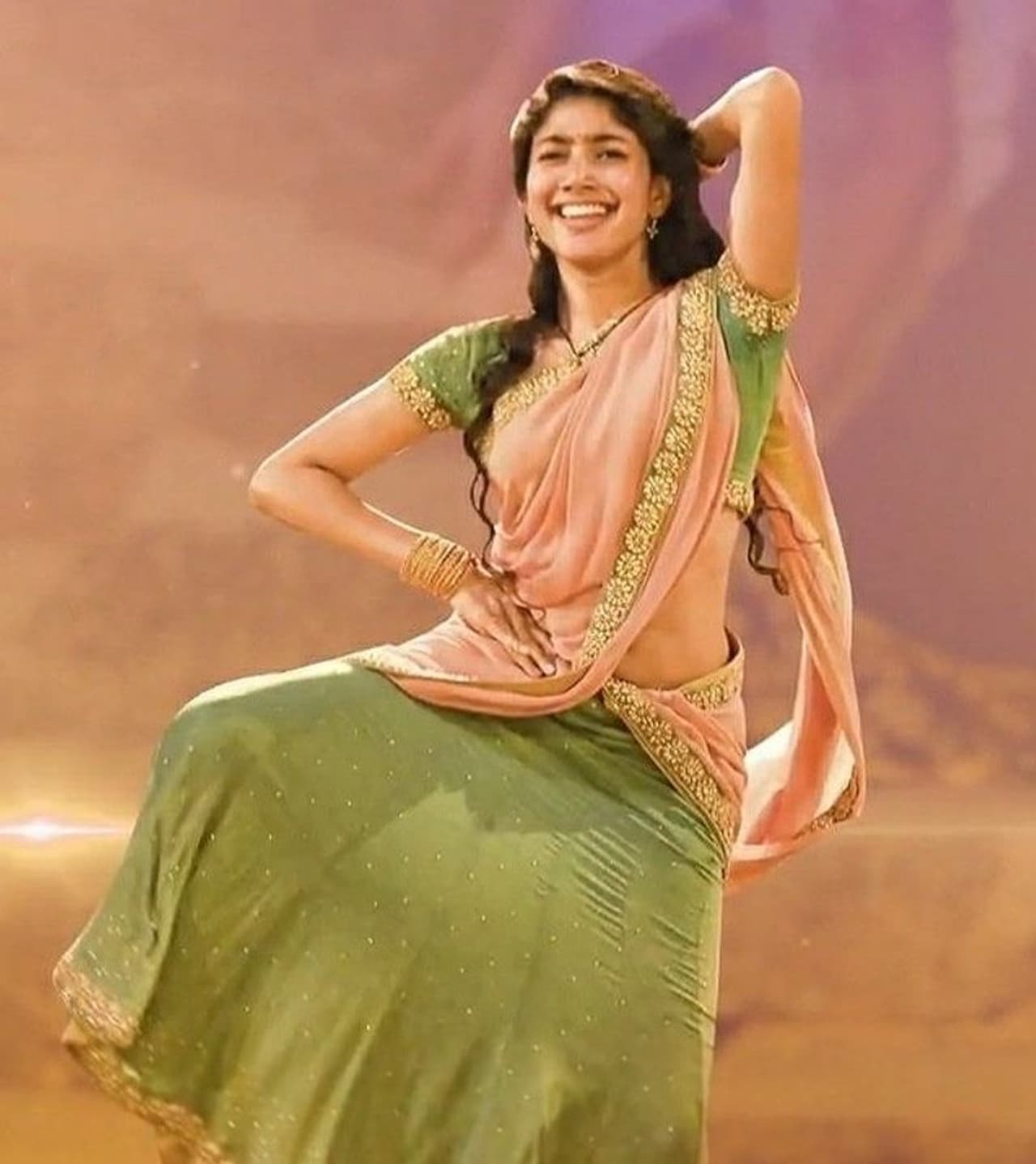 <p>இடுப்பை வளைத்து நெளித்து இளசுகளை ஏங்க வைத்த சாய் பல்லவி </p> <p>இடுப்பை வளைத்து நெளித்து இளசுகளை ஏங்க வைத்த சாய் பல்லவி </p>