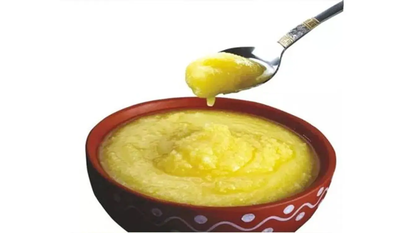 <p style="text align: justify;">నెయ్యి.. ఆరోగ్యానికి చాలా మంచిది. భారతీయులు భోజన సమయంలో నెయ్యి వాడకం కాస్త ఎక్కువనే చెప్పాలి. వంటల తయారీలతోపాటు.. భోజనం చేసే సమయంలోనూ నెయ్యిని తీసుకుంటారు. ఇక ఇంట్లో ఎవరైనా చిన్న పిల్లలు ఉంటే.. వారికి కచ్చితంగా నెయ్యి ఉండాల్సిందే. పిల్లలకు నెయ్యి కలిపిన ఆహారం భోజనంగా పెడితే.. చాలా మంచిదని పోషకాహార నిపుణులు చెబుతుంటారు. <br /> </p> <p style="text align: justify;">నెయ్యి.. ఆరోగ్యానికి చాలా మంచిది. భారతీయులు భోజన సమయంలో నెయ్యి వాడకం కాస్త ఎక్కువనే చెప్పాలి. వంటల తయారీలతోపాటు.. భోజనం చేసే సమయంలోనూ నెయ్యిని తీసుకుంటారు. ఇక ఇంట్లో ఎవరైనా చిన్న పిల్లలు ఉంటే.. వారికి కచ్చితంగా నెయ్యి ఉండాల్సిందే. పిల్లలకు నెయ్యి కలిపిన ఆహారం భోజనంగా పెడితే.. చాలా మంచిదని పోషకాహార నిపుణులు చెబుతుంటారు. <br /> </p>