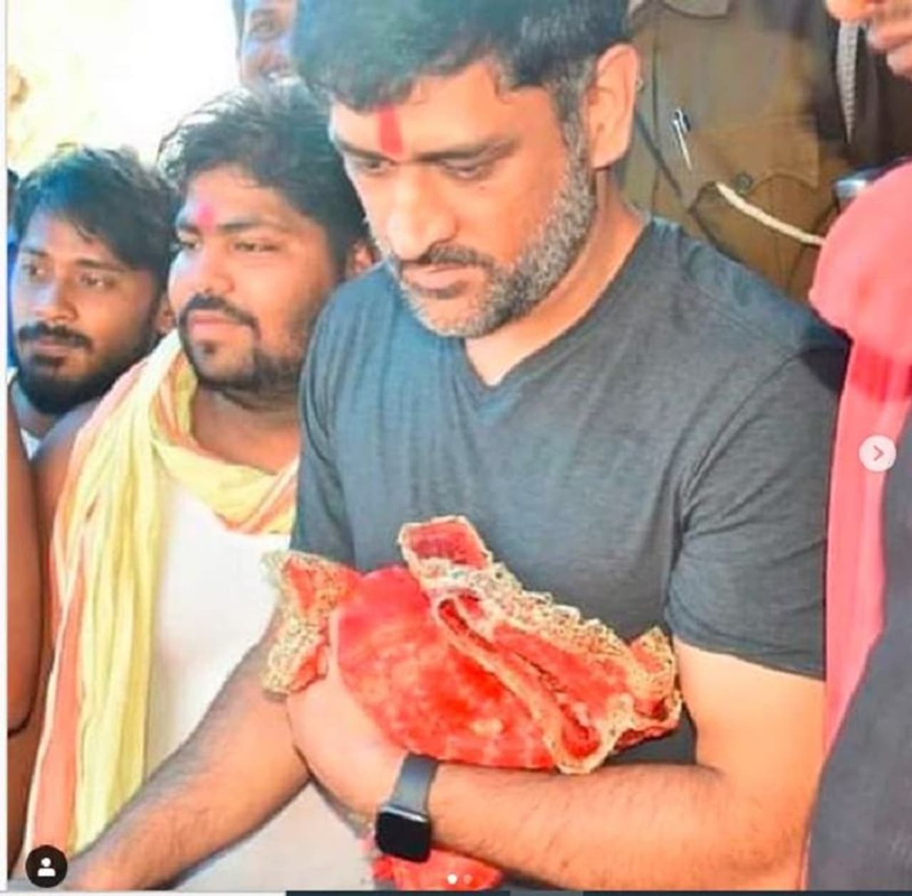 <p>ಪ್ರತಿ ಟೂರ್ನಿ, ಪ್ರತಿ ಪಂದ್ಯಕ್ಕೂ ಮೊದಲು ಎಂ.ಎಸ್.ಧೋನಿ ದಿಯೋರಿ ಮಂದಿರಕ್ಕೆ ಭೇಟಿ ನೀಡುತ್ತಾರೆ. ಧೋನಿ ತನ್ನ ಭಕ್ತಿ, ಸಂಪ್ರದಾಯವನ್ನು ಈಗಲೂ ಮುಂದುವರಿಸಿದ್ದಾರೆ.</p>